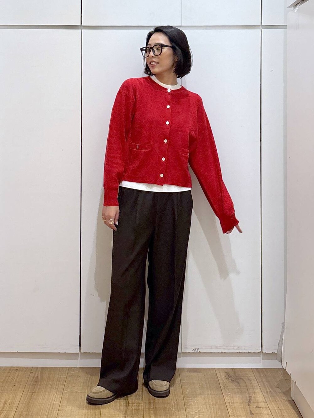 ブラウン系のその他パンツ、ベージュ系のローファー、レッド系のカーディガン/ボレロを着用したレディースの秋コーディネートの2枚目の写真