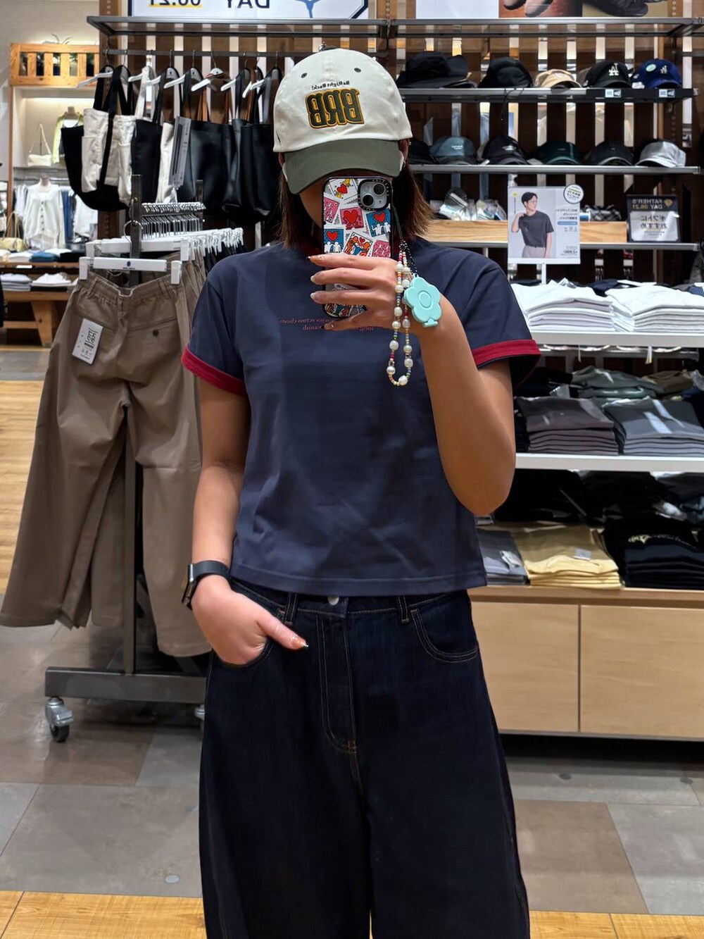 ブルー系のデニムパンツ、ブルー系のTシャツ/カットソーを着用したレディースの夏コーディネートの8枚目の写真