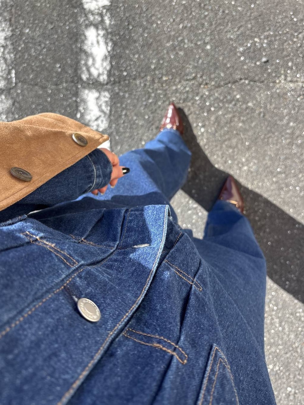 ブルー系のデニムジャケット、ブラウン系のテーラードジャケット、ブルー系のデニムパンツを着用したレディースの冬コーディネートの8枚目の写真