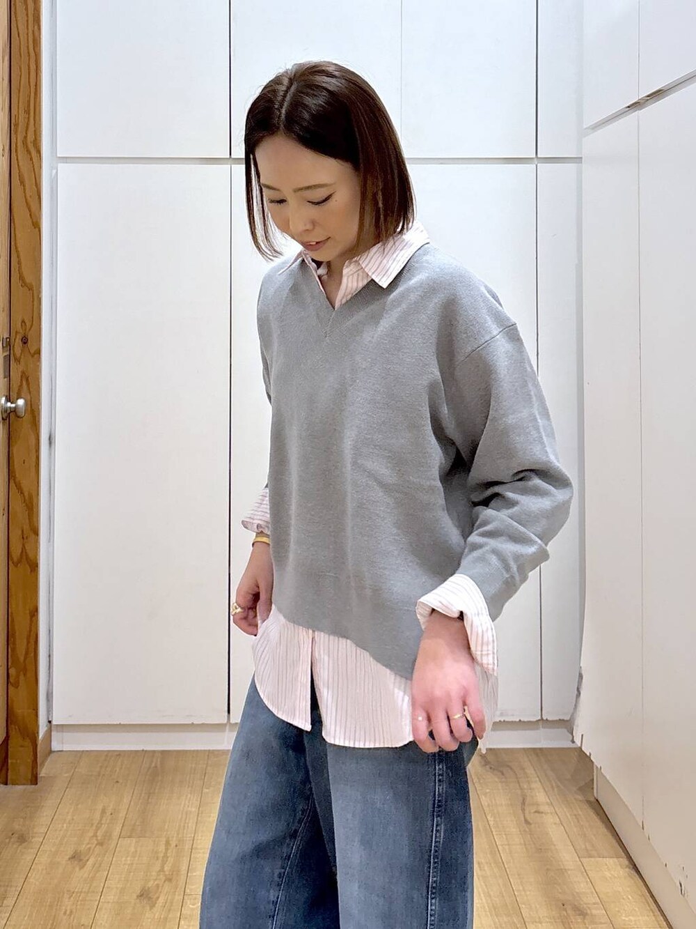 ブラック系のローファー、ピンク系のシャツ/ブラウス、ブルー系のデニムパンツを着用したレディースの冬コーディネートの5枚目の写真