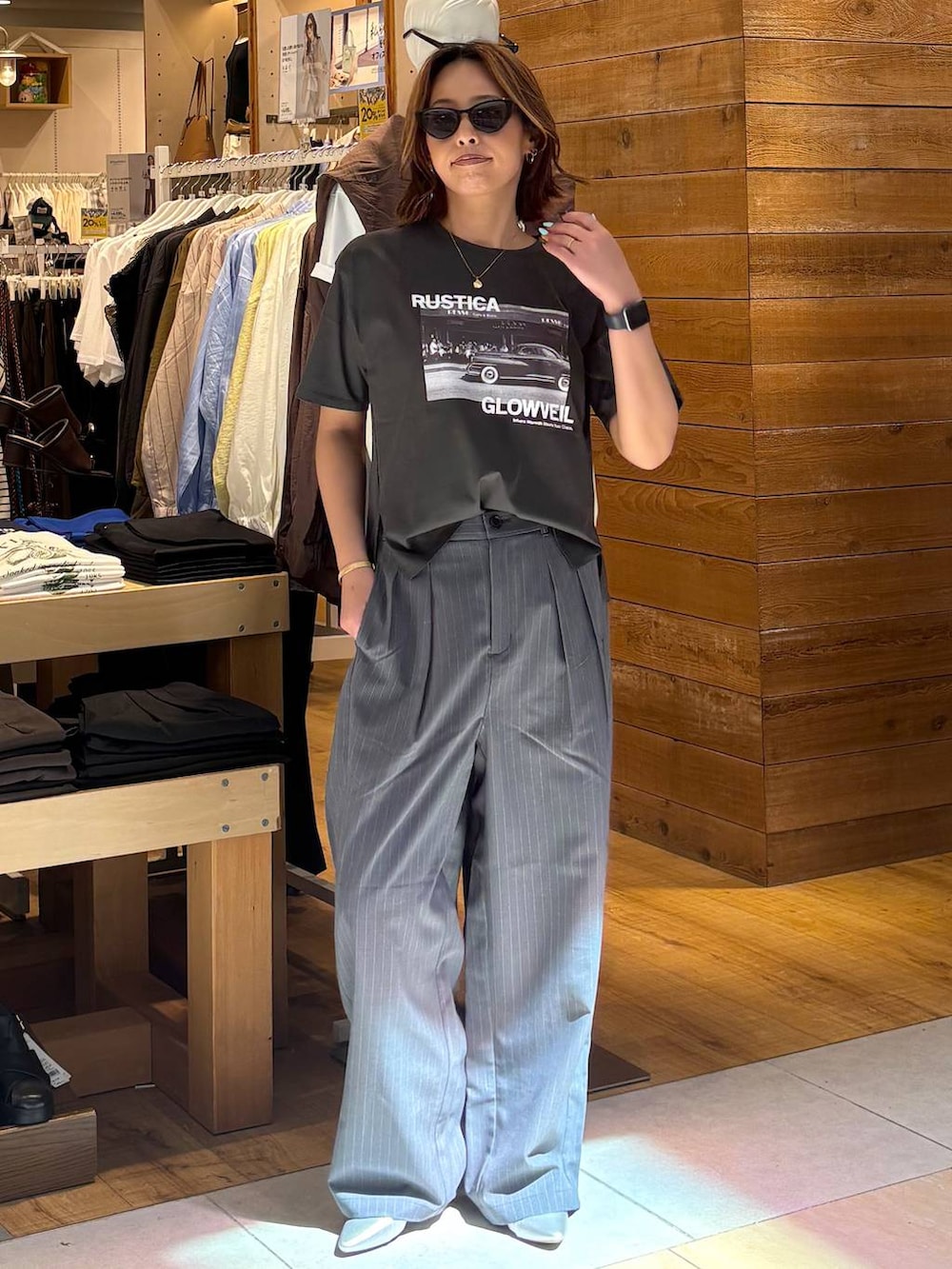 シルバー系のパンプス、グレー系のその他パンツ、グレー系のTシャツ/カットソーを着用したレディースの春コーディネートの2枚目の写真