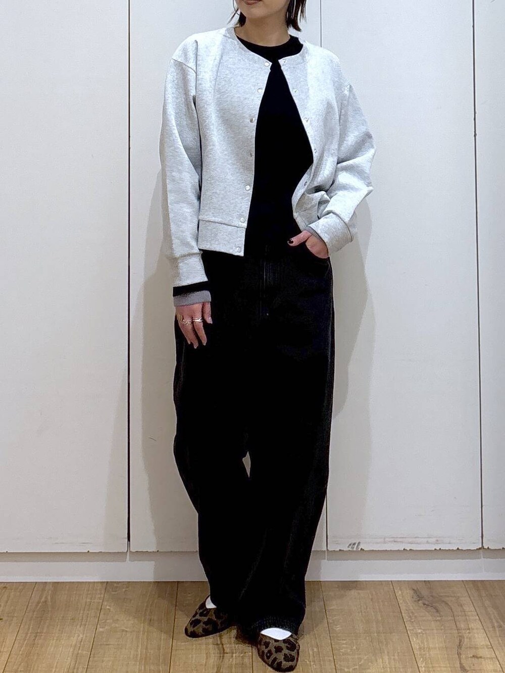 その他のパンプス、ブラック系のデニムパンツ、ブラック系のニット/セーターを着用したレディースの春コーディネートの2枚目の写真