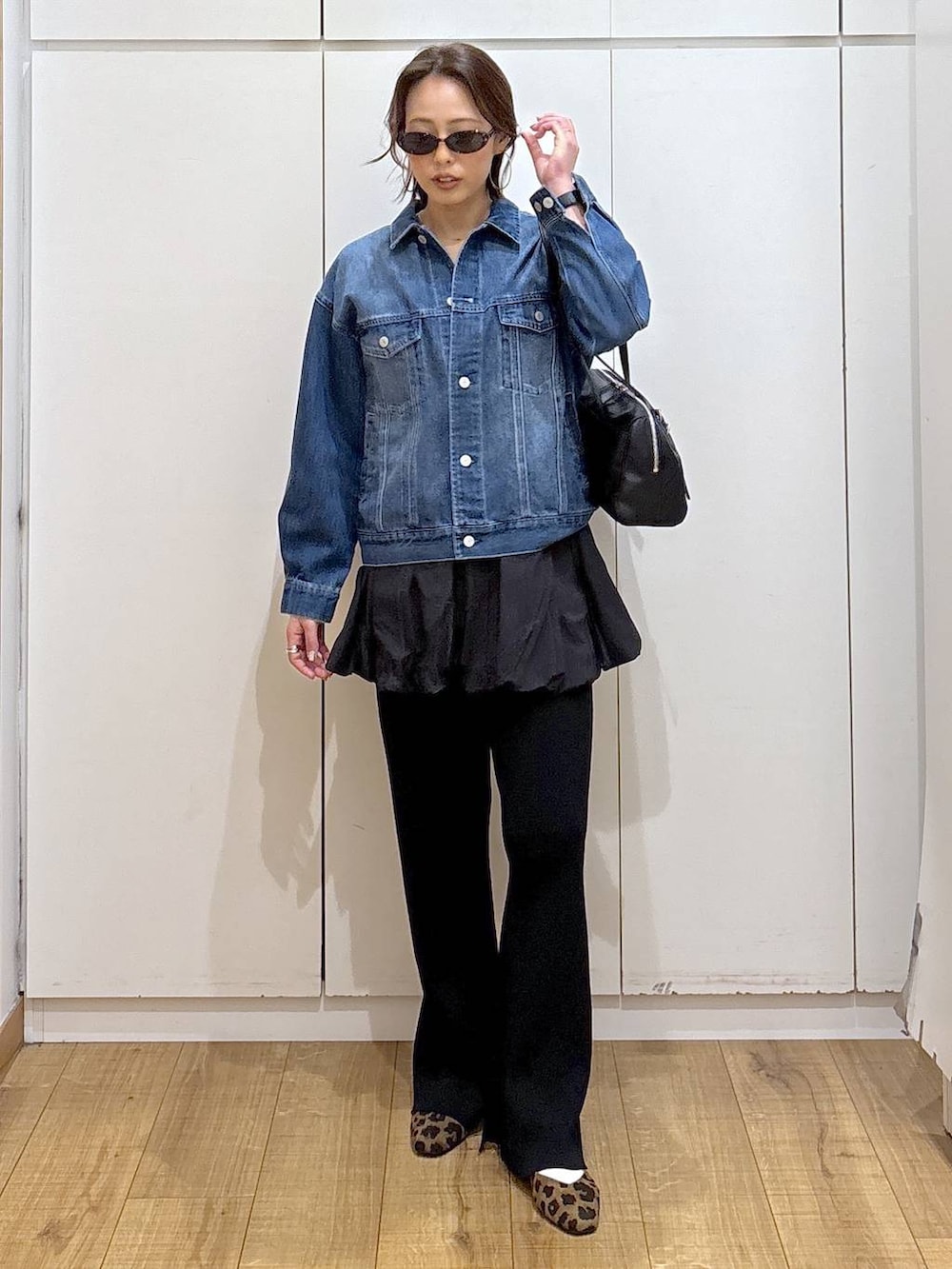 その他のパンプス、ブルー系のデニムジャケット、ブラック系のその他パンツを着用したレディースの春コーディネートの5枚目の写真