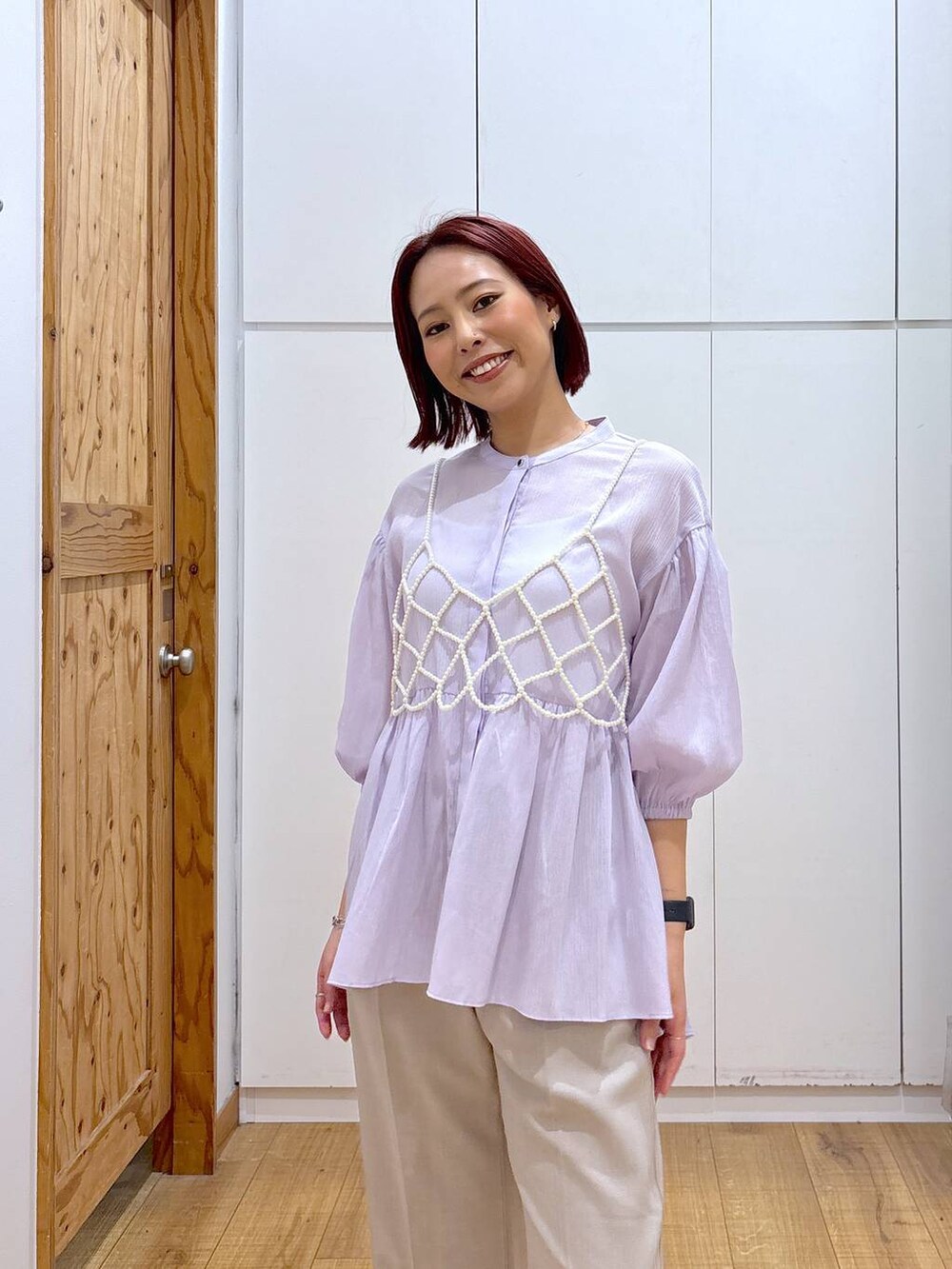 ホワイト系のベスト、ブルー系のデニムパンツ、ベージュ系のトレンチコートを着用したレディースの春コーディネートの9枚目の写真