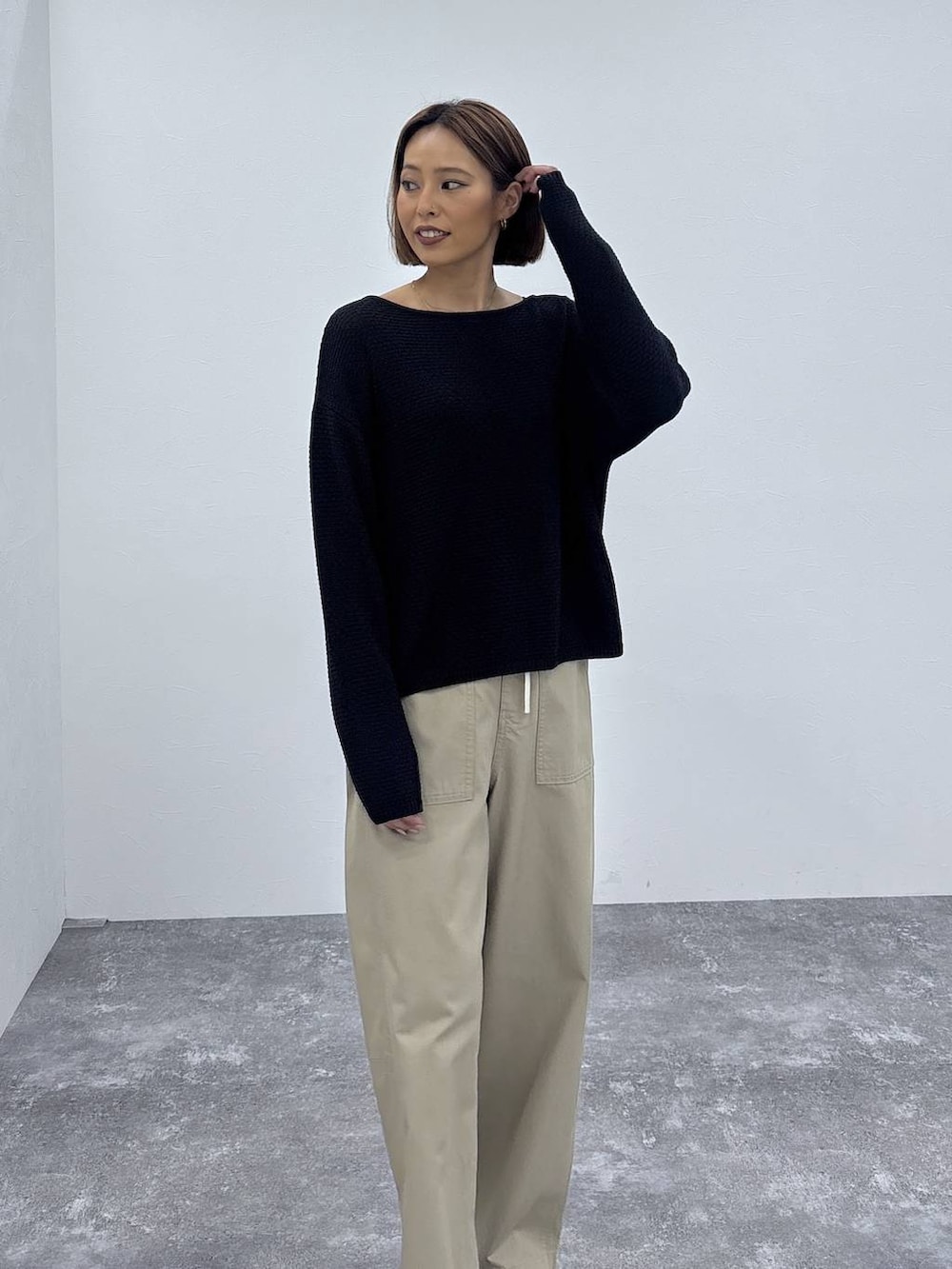 ベージュ系のその他パンツ、ゴールド系のネックレスを着用したレディースの春コーディネートの3枚目の写真