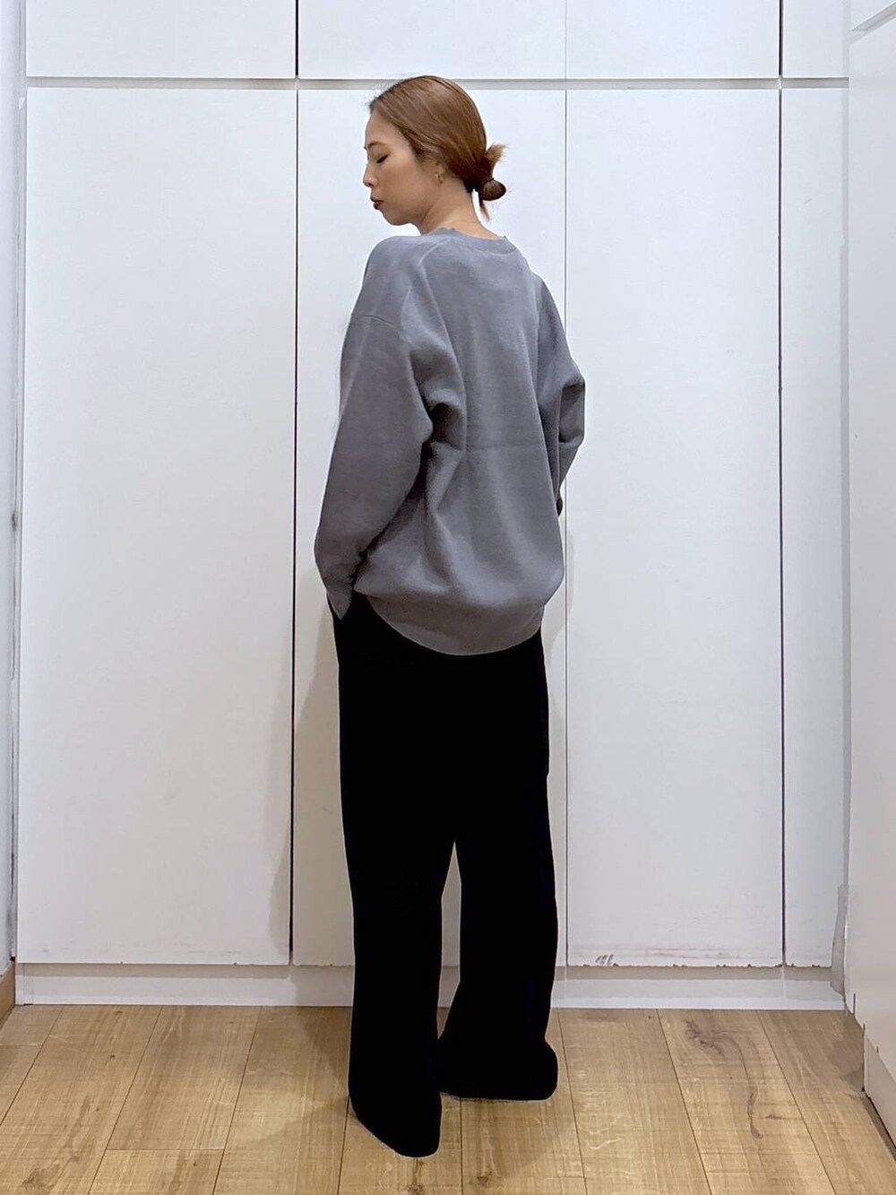 ブラック系のローファー、グレー系のスウェット、ブラック系のその他パンツを着用したレディースの秋コーディネートの3枚目の写真