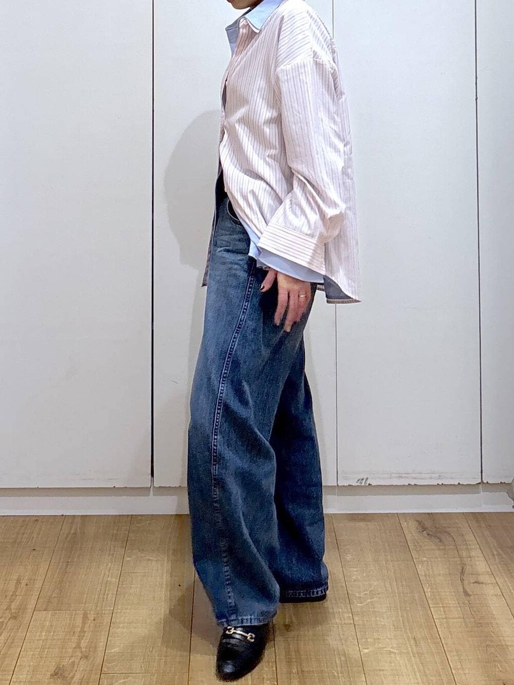 ブラック系のローファー、ブルー系のシャツ/ブラウス、ピンク系のシャツ/ブラウスを着用したレディースの冬コーディネートの3枚目の写真