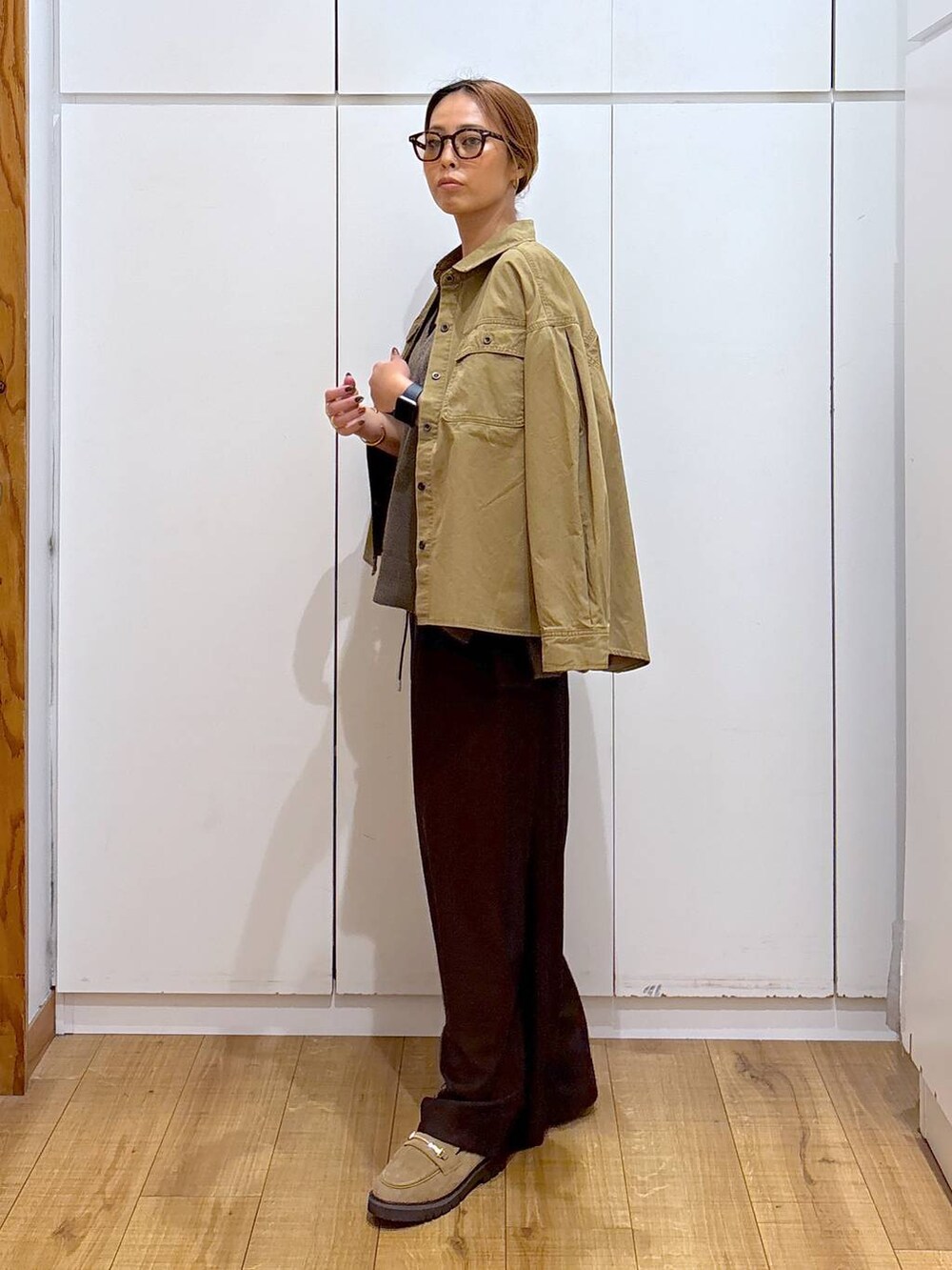 ブラック系のキャミソール、ブラウン系のその他パンツ、ブラウン系のベストを着用したレディースの秋コーディネートの4枚目の写真