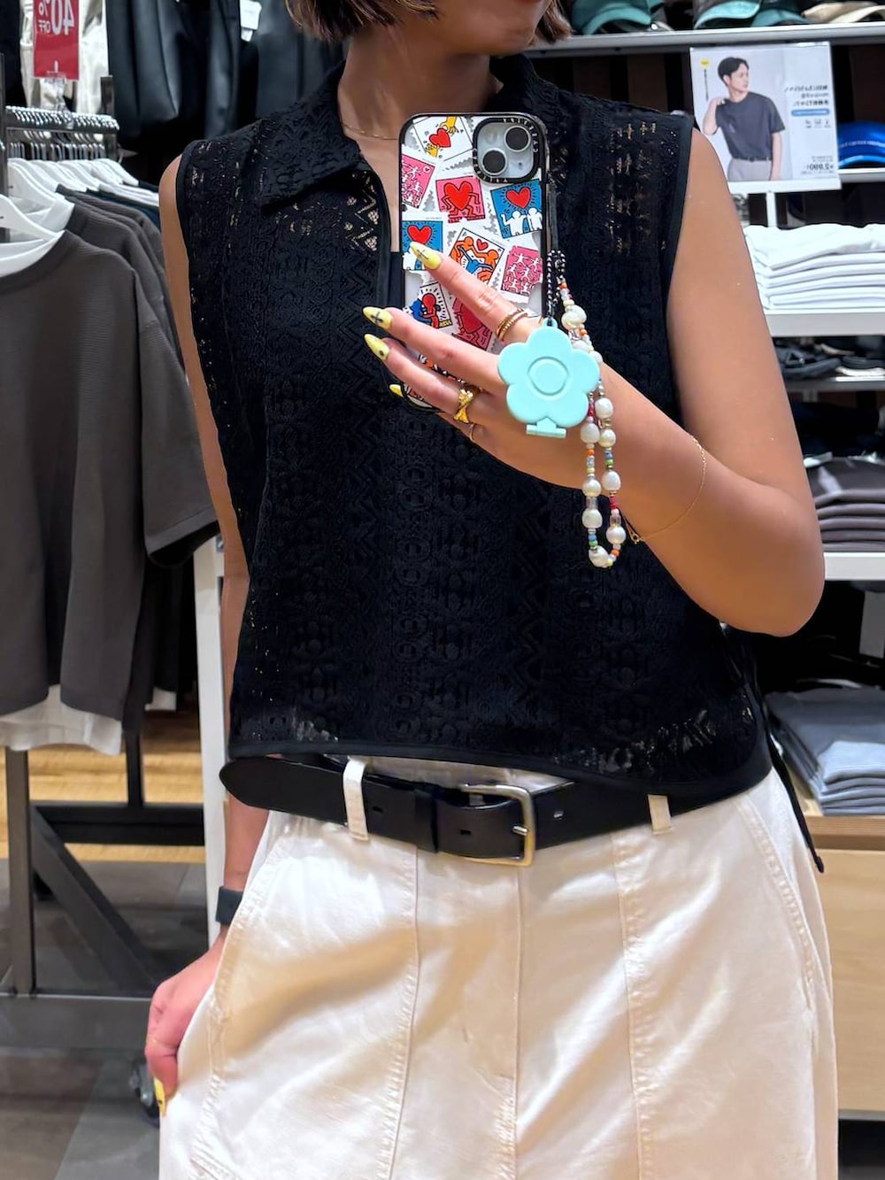 ブラック系のキャミソール、ベージュ系のその他パンツ、ブラック系のベストを着用したレディースの夏コーディネートの4枚目の写真