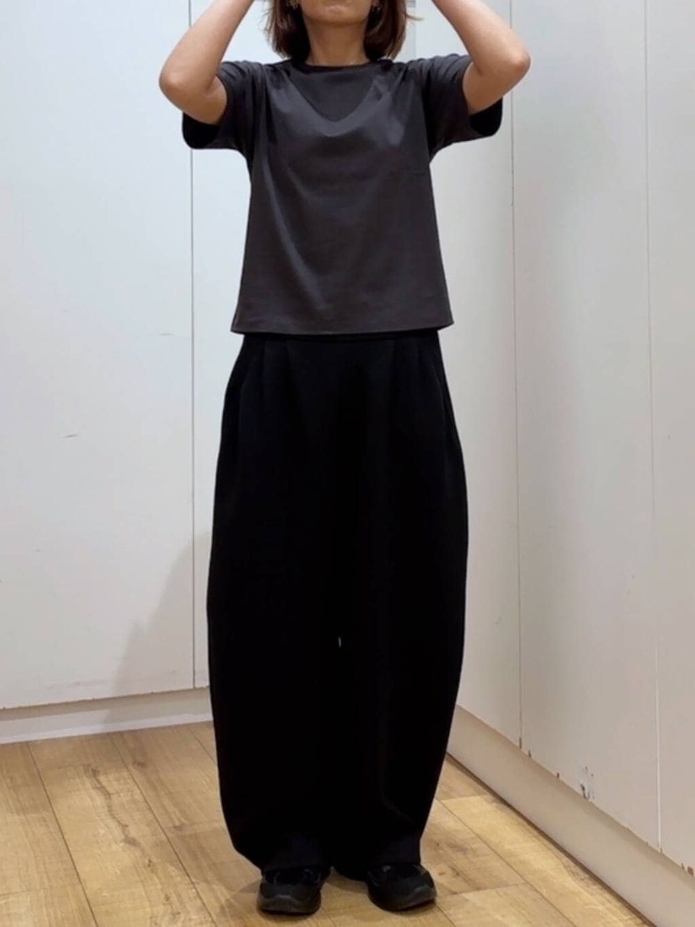 グレー系のTシャツ/カットソー、ブラック系のその他パンツを着用したレディースの春コーディネートの5枚目の写真