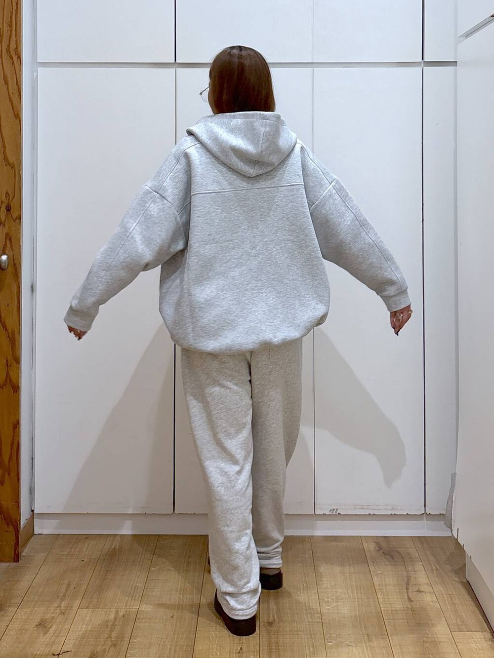 ホワイト系のTシャツ/カットソー、ベージュ系のブーツ、グレー系のブルゾンを着用したレディースの秋コーディネートの5枚目の写真