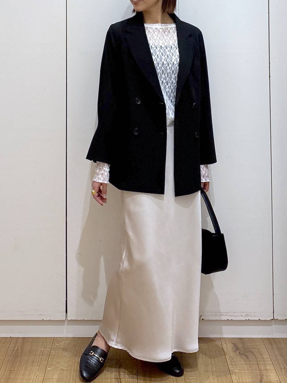 ブラック系のローファー、ホワイト系のTシャツ/カットソー、ブラック系のテーラードジャケットを着用したレディースの冬コーディネートの2枚目の写真