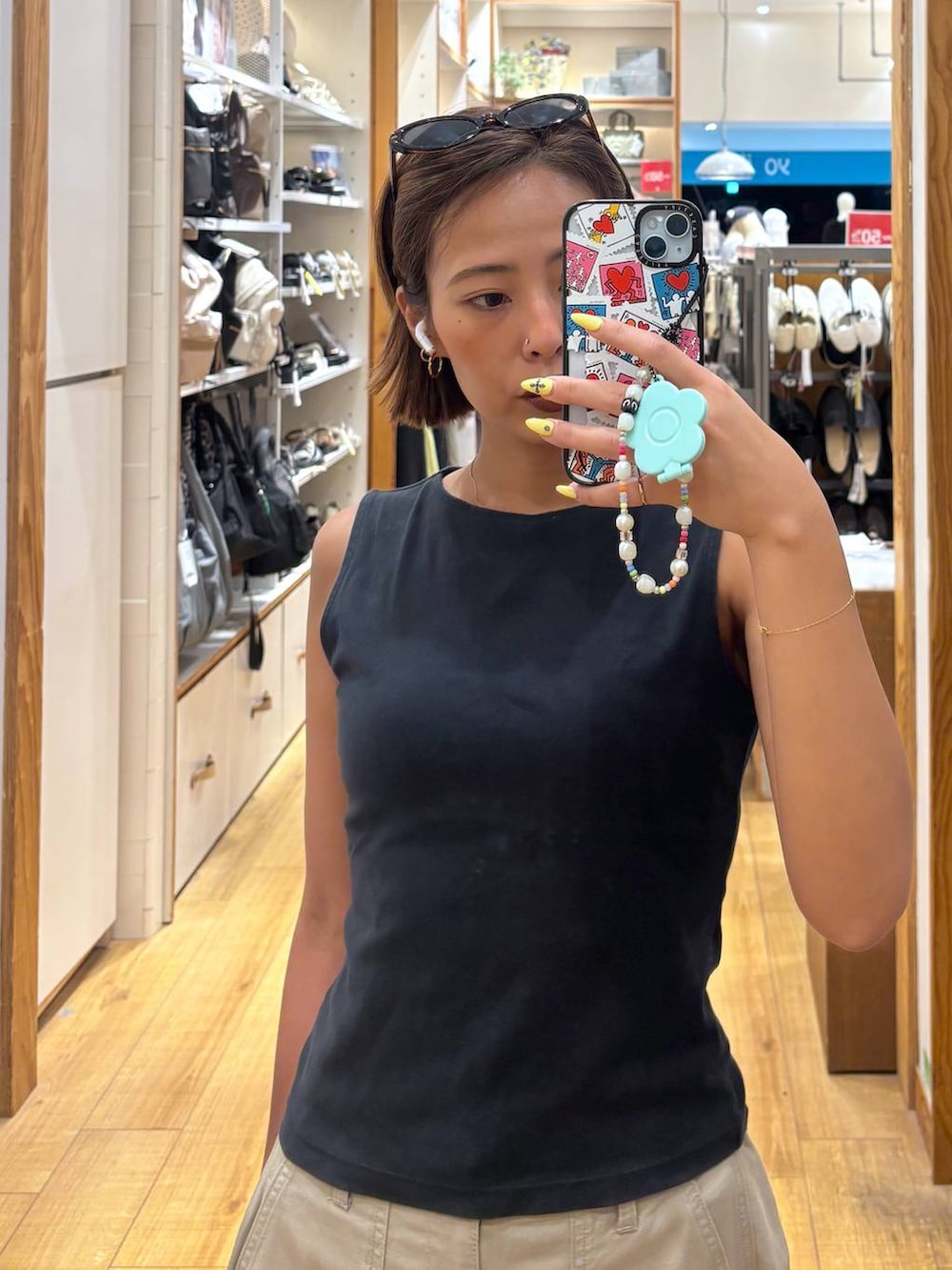 ベージュ系のその他パンツ、ブラック系のサンダルを着用したレディースの夏コーディネートの2枚目の写真
