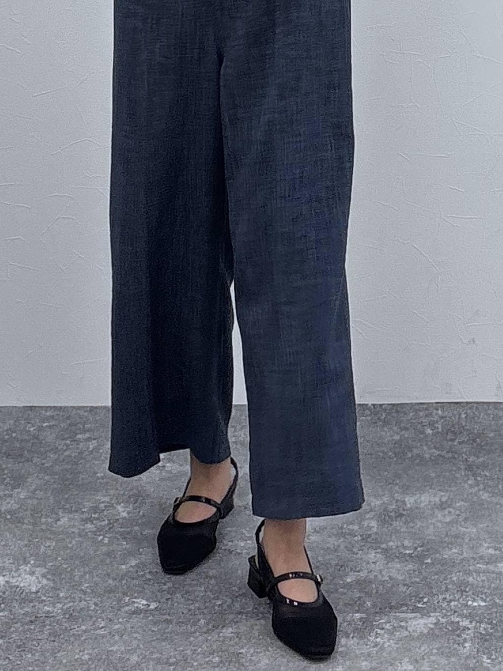 ブラック系のキャミソール、ブラック系のパンプス、ブルー系のつなぎ/オールインワンを着用したレディースの春コーディネートの3枚目の写真