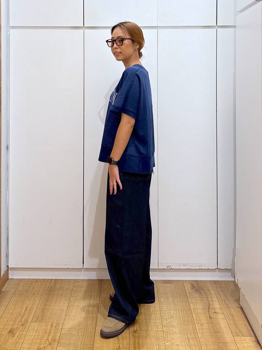 ブルー系のデニムパンツ、ベージュ系のローファー、ブルー系のTシャツ/カットソーを着用したレディースの秋コーディネートの5枚目の写真