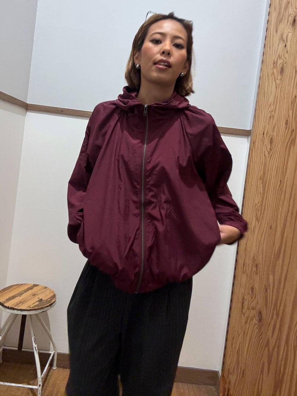 グレー系のその他パンツ、レッド系のブルゾンを着用したレディースの秋コーディネートの3枚目の写真