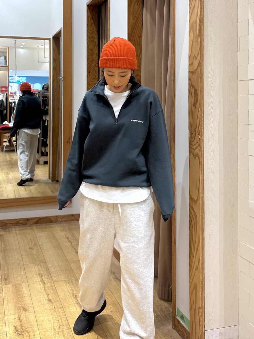 ホワイト系のTシャツ/カットソー、グリーン系のスウェット、オレンジ系のニットキャップ/ビーニーを着用したレディースの秋コーディネートの8枚目の写真