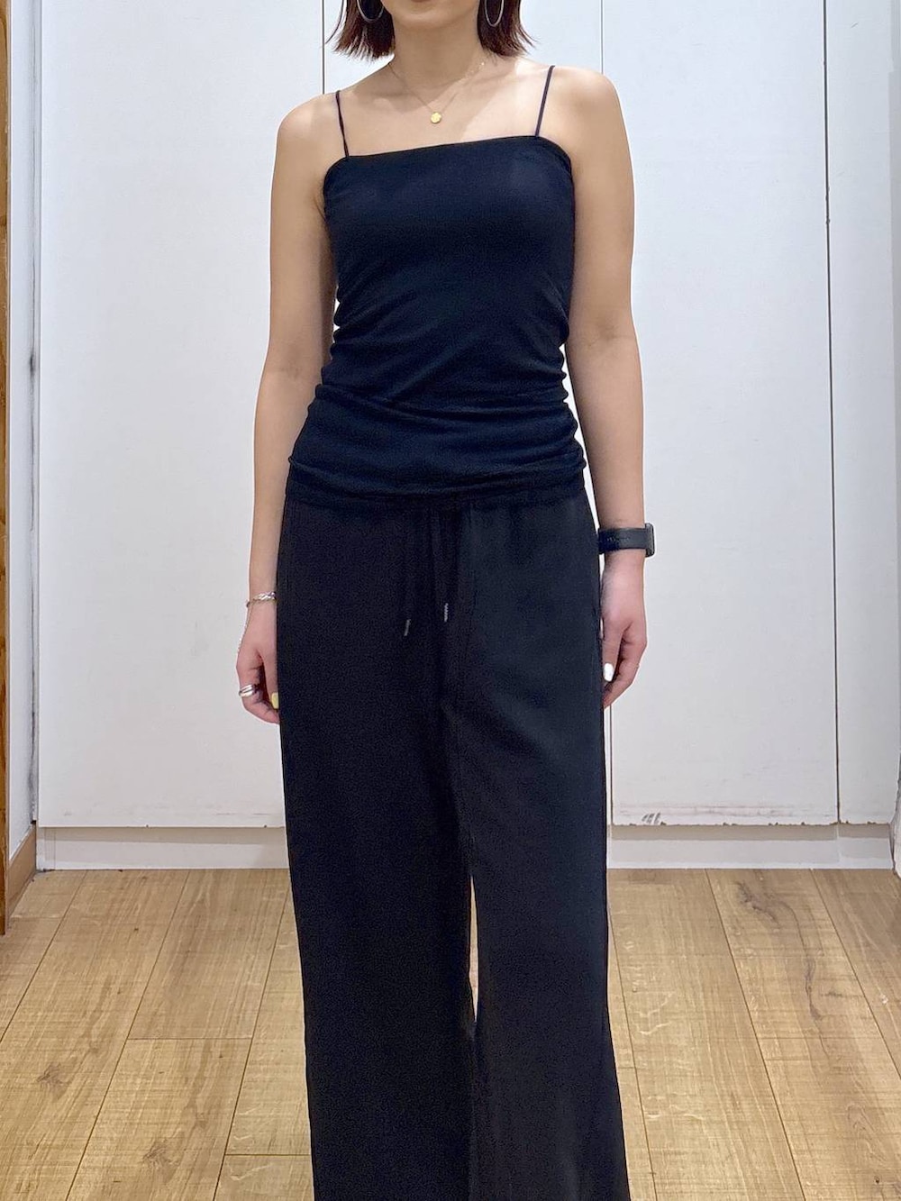 ブラック系のスウェットパンツ、ゴールド系のネックレスを着用したレディースの春コーディネートの2枚目の写真