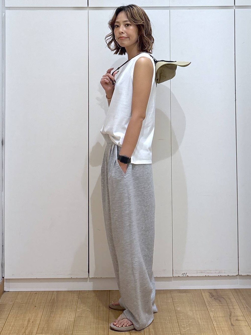 その他のタンクトップ、グレー系のその他パンツ、ベージュ系のサンダルを着用したレディースの夏コーディネートの3枚目の写真