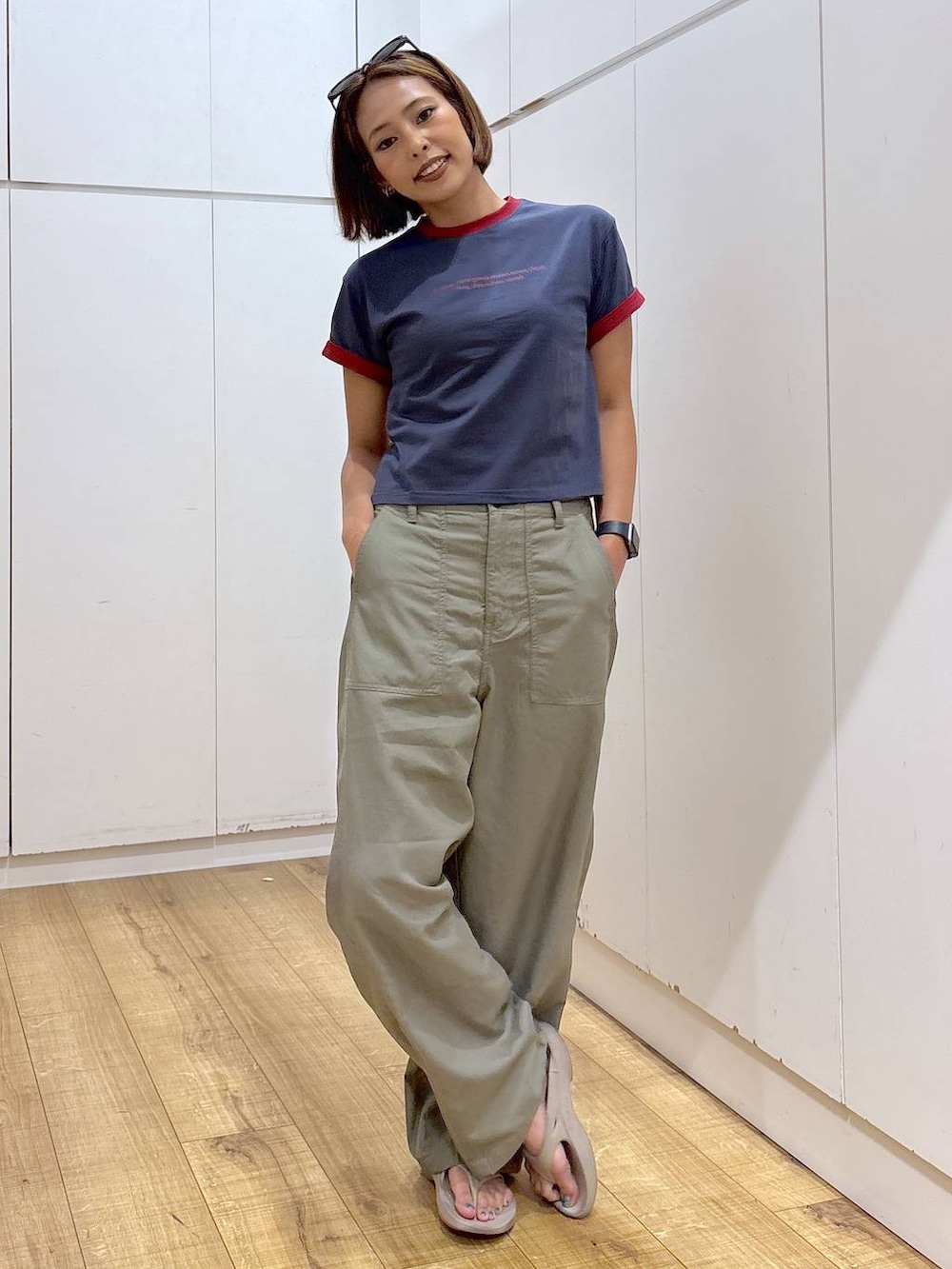 グリーン系のその他パンツ、ベージュ系のサンダル、ブルー系のTシャツ/カットソーを着用したレディースの夏コーディネートの8枚目の写真