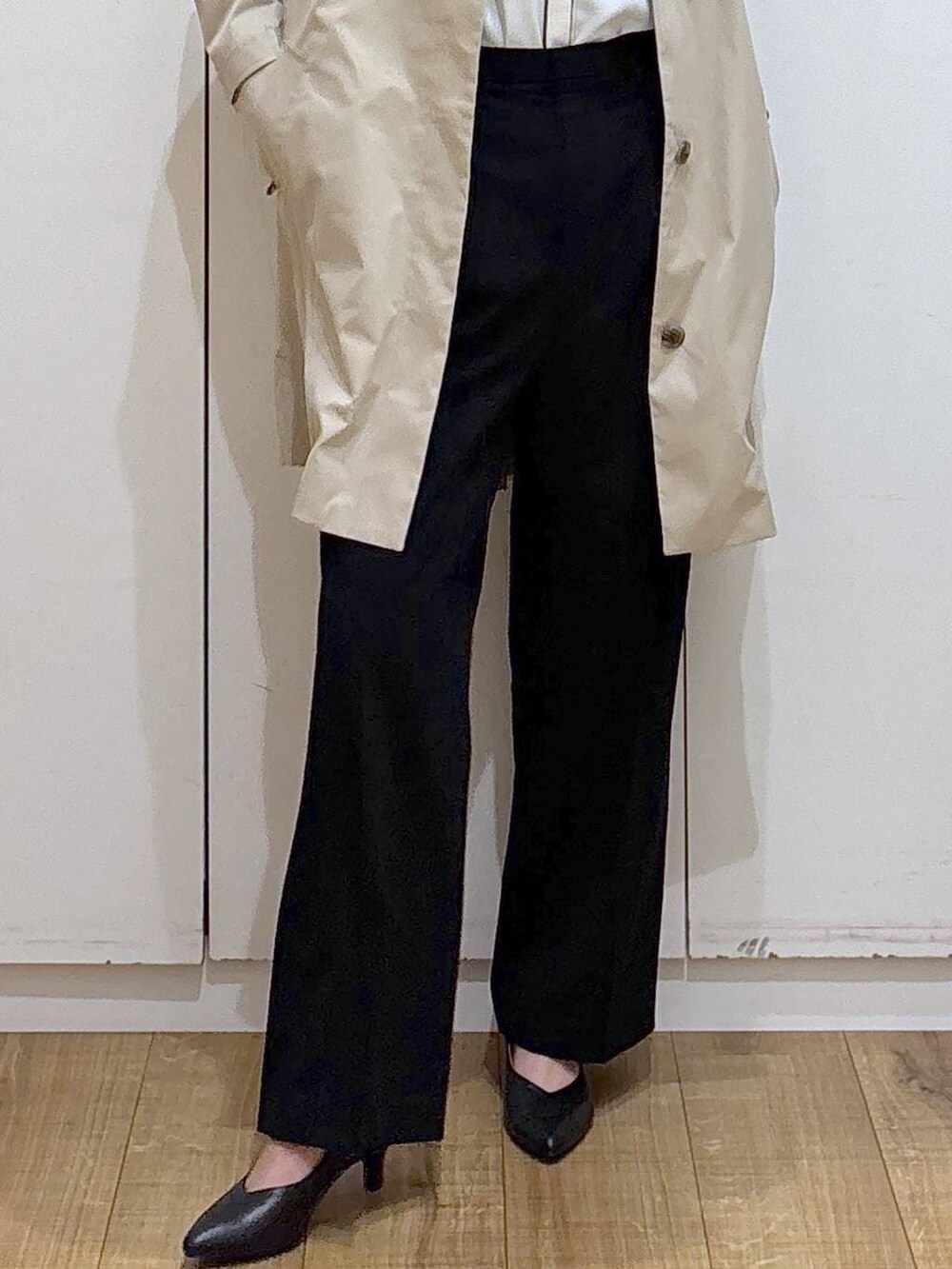 ブラック系のパンプス、ホワイト系のシャツ/ブラウス、ブラック系のスラックスを着用したレディースの春コーディネートの4枚目の写真
