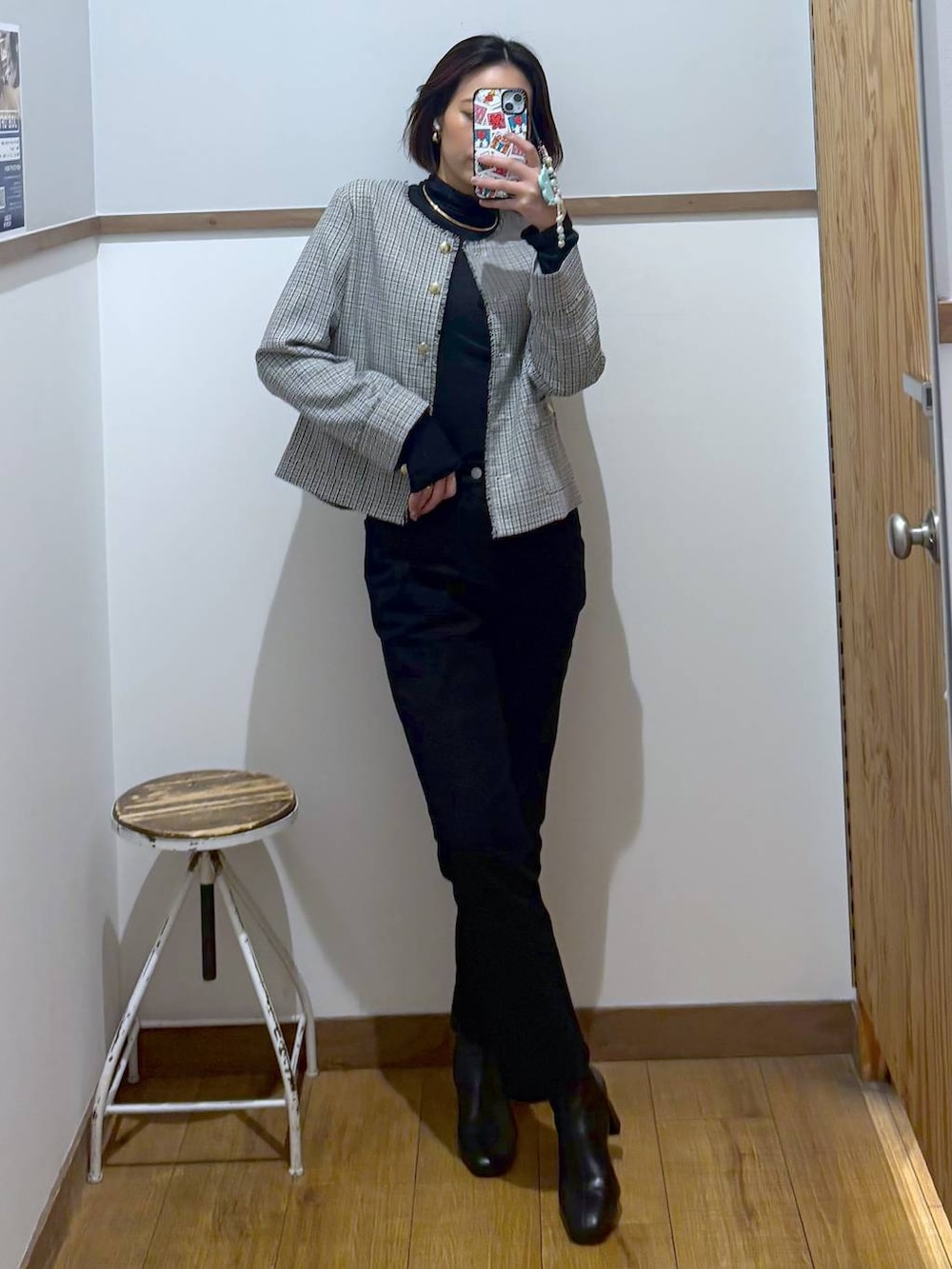 ブラック系のデニムパンツ、ブラック系のTシャツ/カットソー、ホワイト系のテーラードジャケットを着用したレディースの冬コーディネートの2枚目の写真