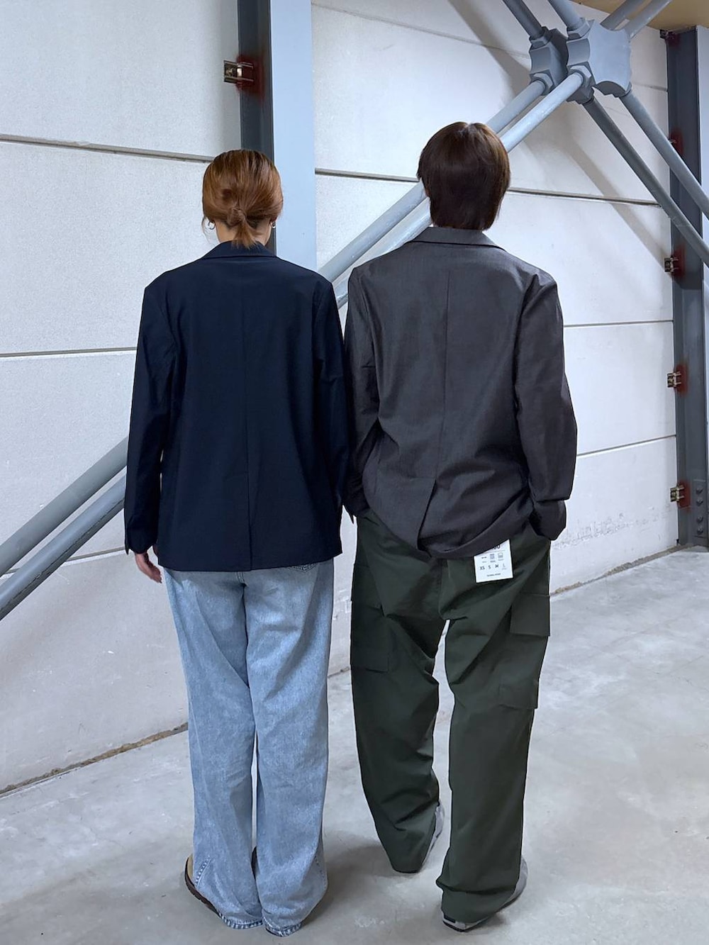 グリーン系のカーゴパンツ、ブルー系のデニムパンツ、ブラック系のTシャツ/カットソーを着用したレディースの秋コーディネートの6枚目の写真