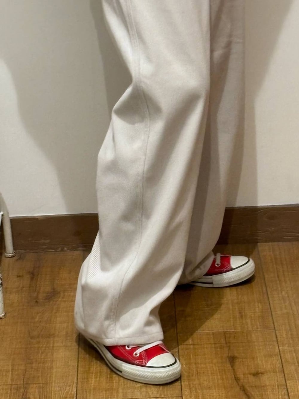 グレー系のその他パンツ、ベージュ系のニット/セーターを着用したレディースの秋コーディネートの3枚目の写真