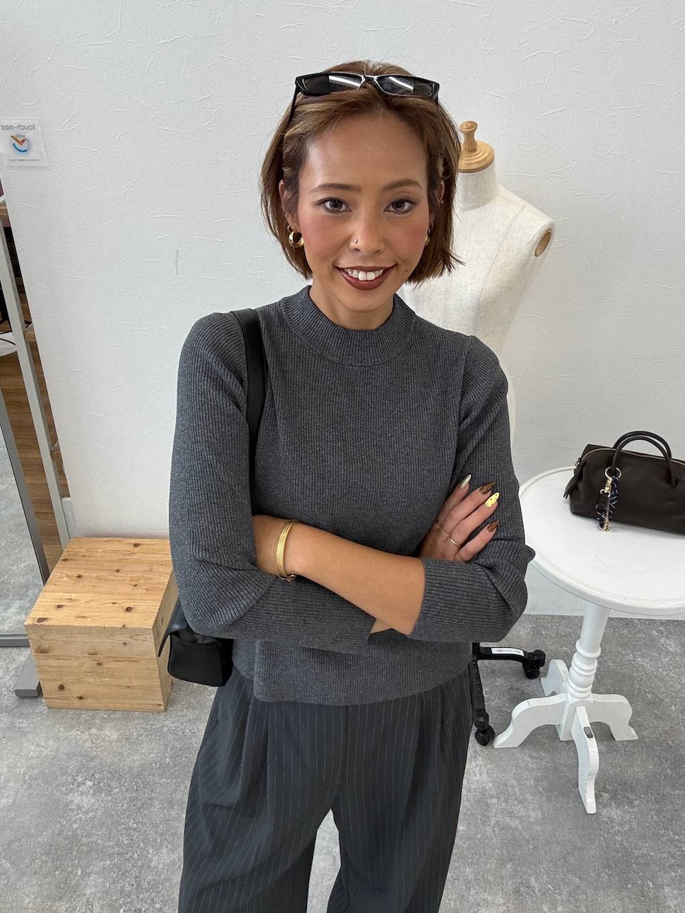 グレー系のその他パンツ、ブラック系のショルダーバッグ、ブラック系のローファーを着用したレディースの秋コーディネートの3枚目の写真