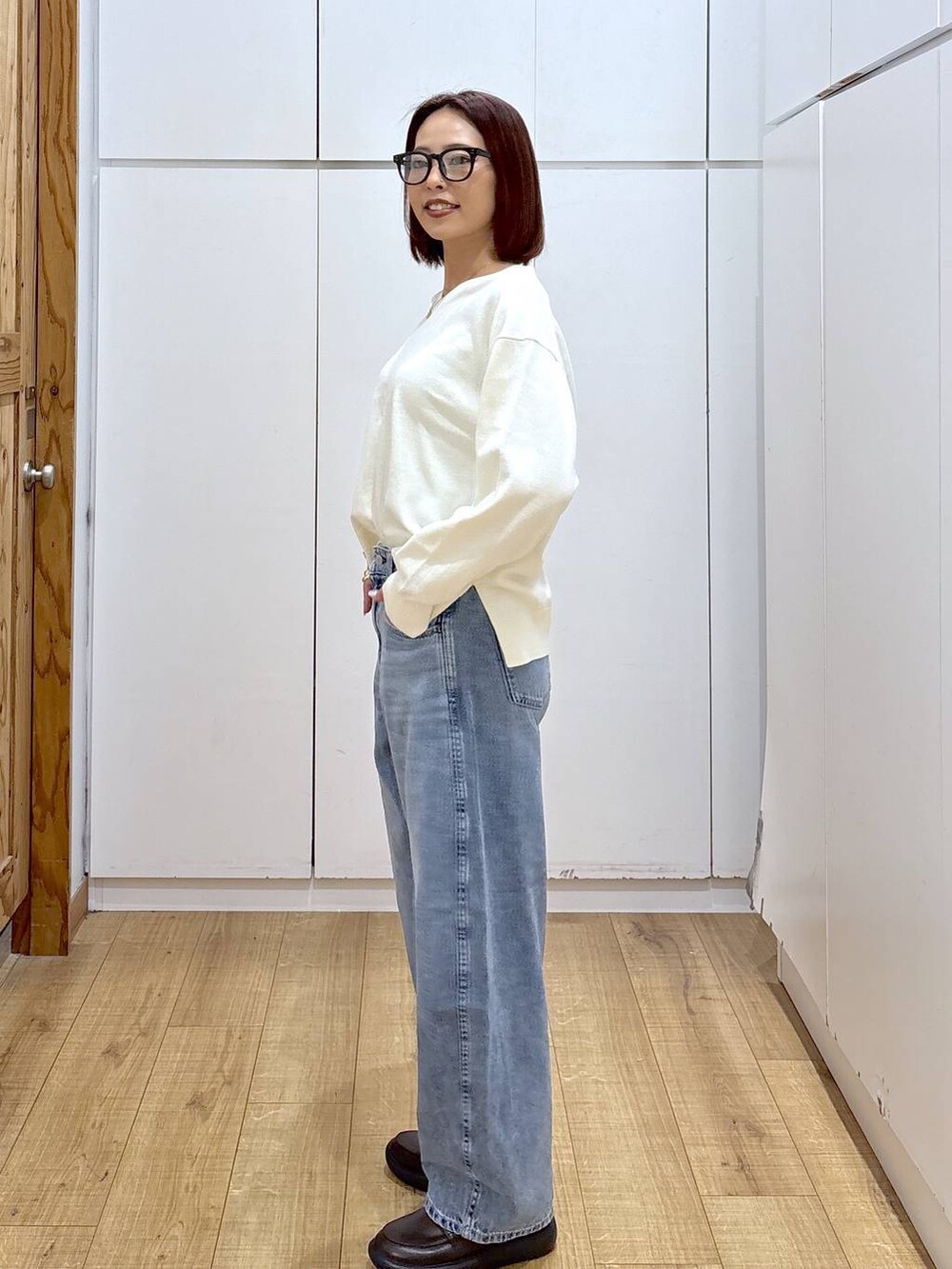 その他のショルダーバッグ、ブルー系のデニムパンツ、ベージュ系のステンカラーコートを着用したレディースの春コーディネートの7枚目の写真