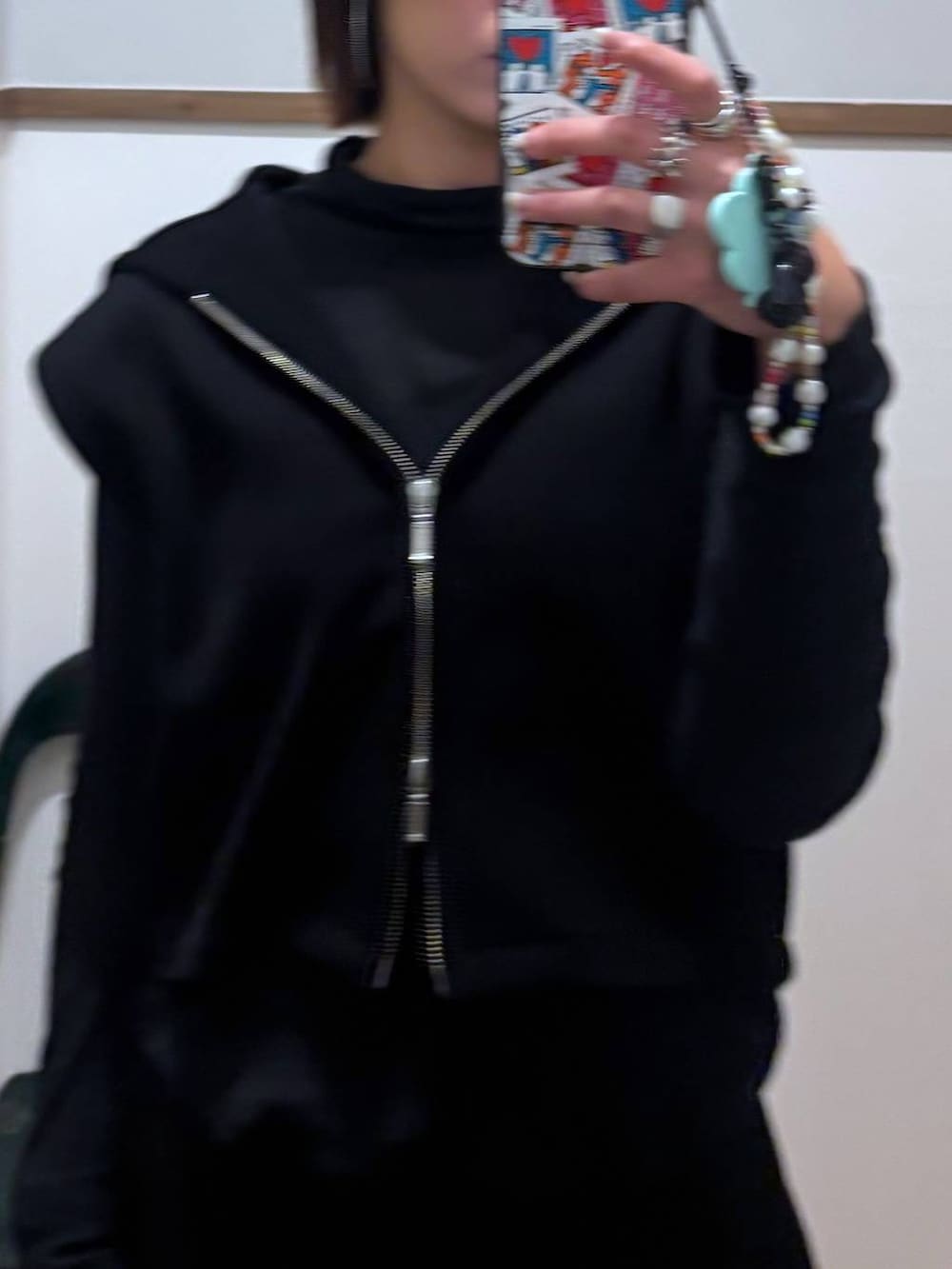 ブラック系のTシャツ/カットソー、ブラック系のベストを着用したレディースの冬コーディネートの8枚目の写真