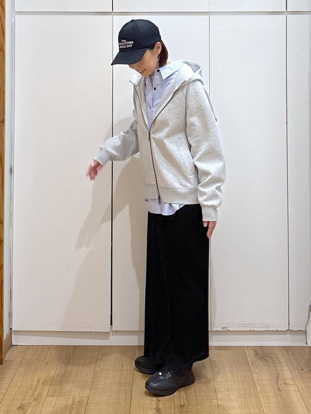 ブラック系のスニーカー、ブルー系のシャツ/ブラウス、ホワイト系のTシャツ/カットソーを着用したレディースの冬コーディネートの6枚目の写真