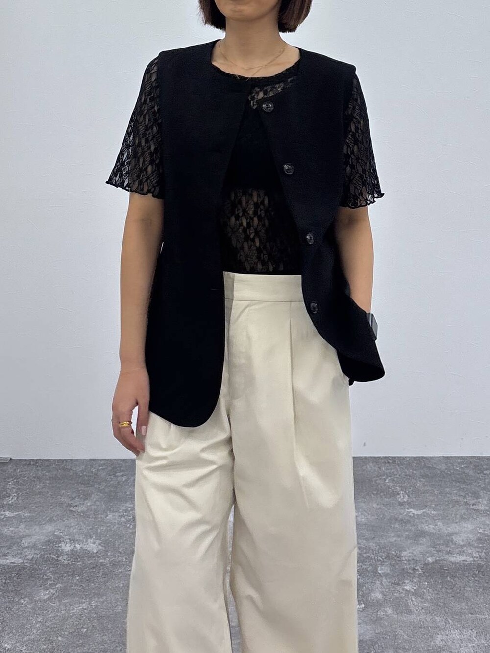 ブラック系のローファー、ブラック系のTシャツ/カットソー、ゴールド系のネックレスを着用したレディースの春コーディネートの6枚目の写真