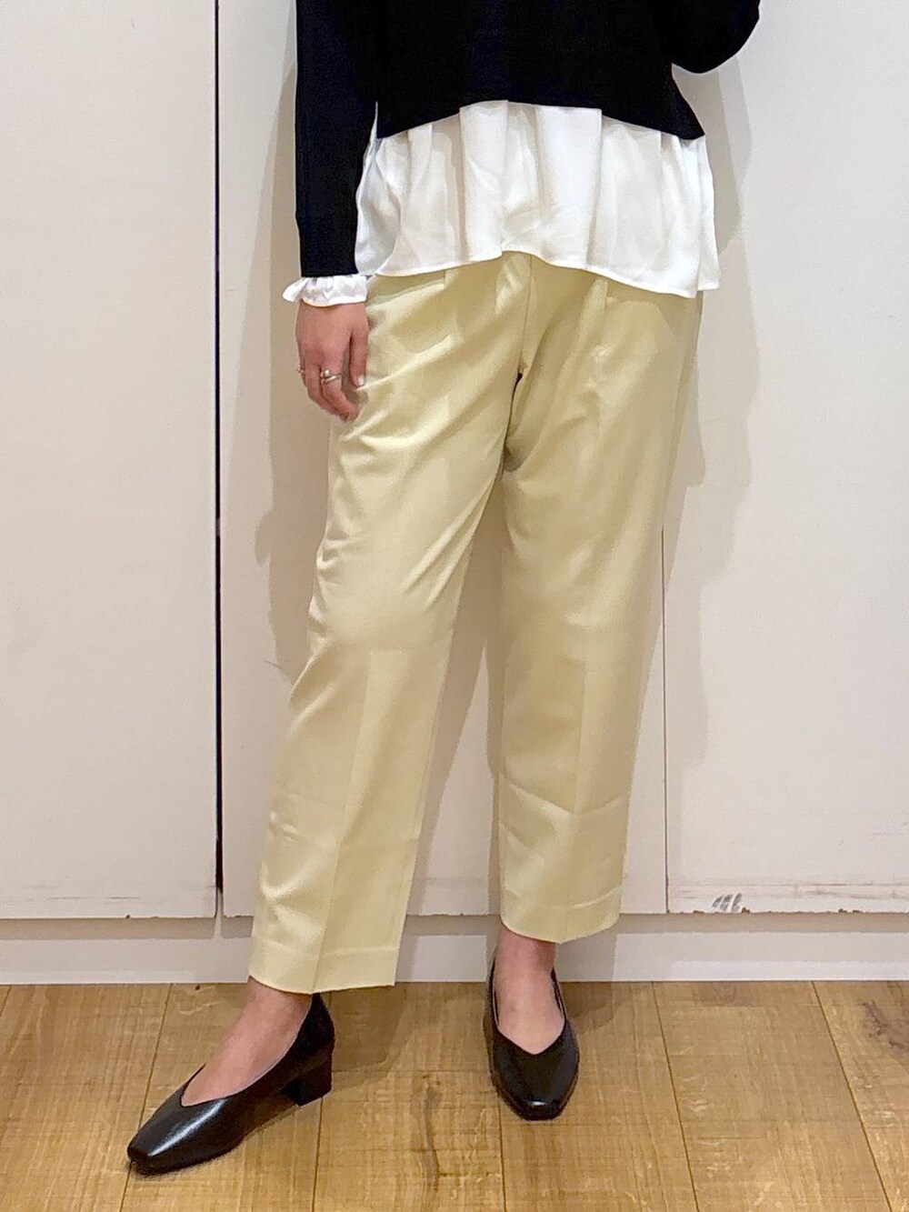 イエロー系のその他パンツ、ブラック系のボストンバッグ、ブラック系のニット/セーターを着用したレディースの春コーディネートの8枚目の写真