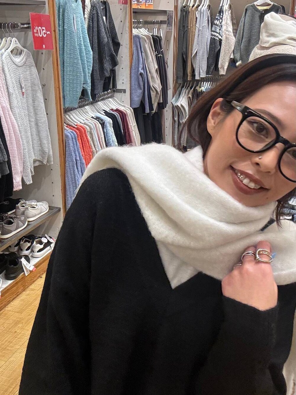 ブラック系のボストンバッグ、ブラック系のニット/セーター、ホワイト系のTシャツ/カットソーを着用したレディースの冬コーディネートの7枚目の写真