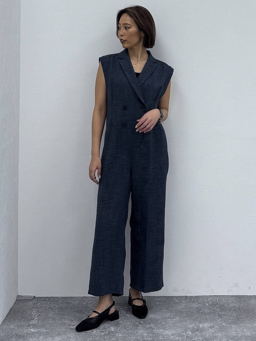 ブラック系のキャミソール、ブラック系のパンプス、ブルー系のつなぎ/オールインワンを着用したレディースの春コーディネートの7枚目の写真