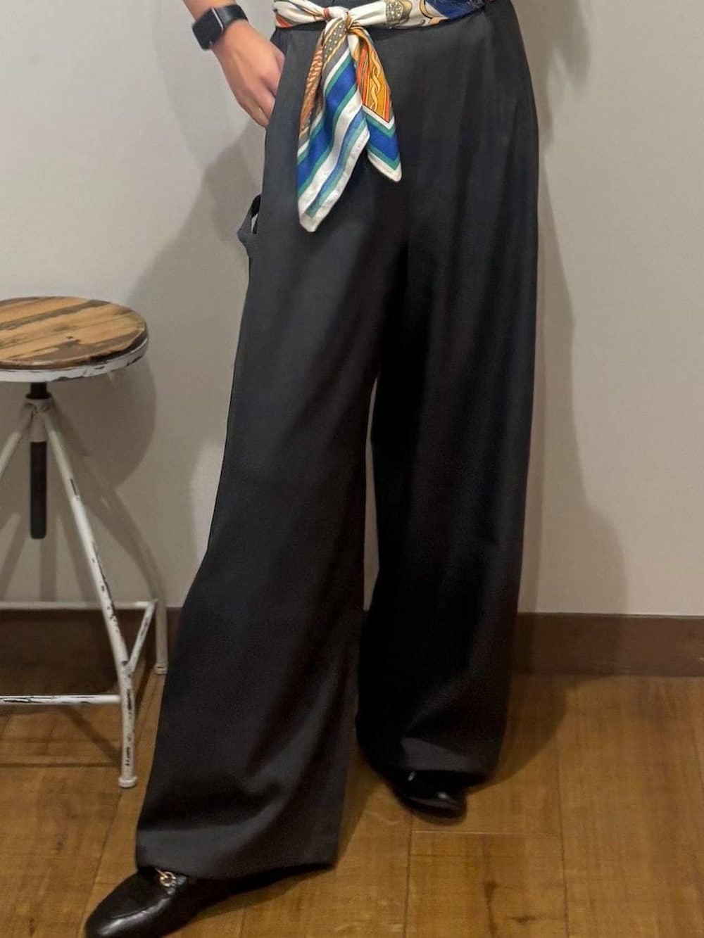 ブラック系のローファー、グレー系のその他パンツ、ブルー系のTシャツ/カットソーを着用したレディースの春コーディネートの6枚目の写真