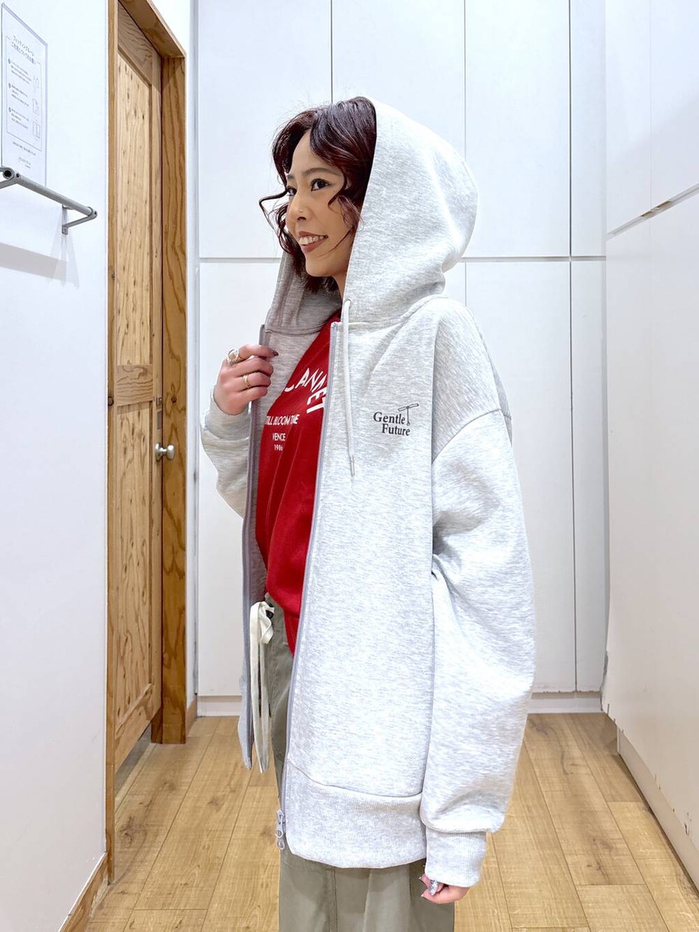 レッド系のTシャツ/カットソー、グリーン系のその他パンツ、グレー系のパーカーを着用したレディースの春コーディネートの6枚目の写真