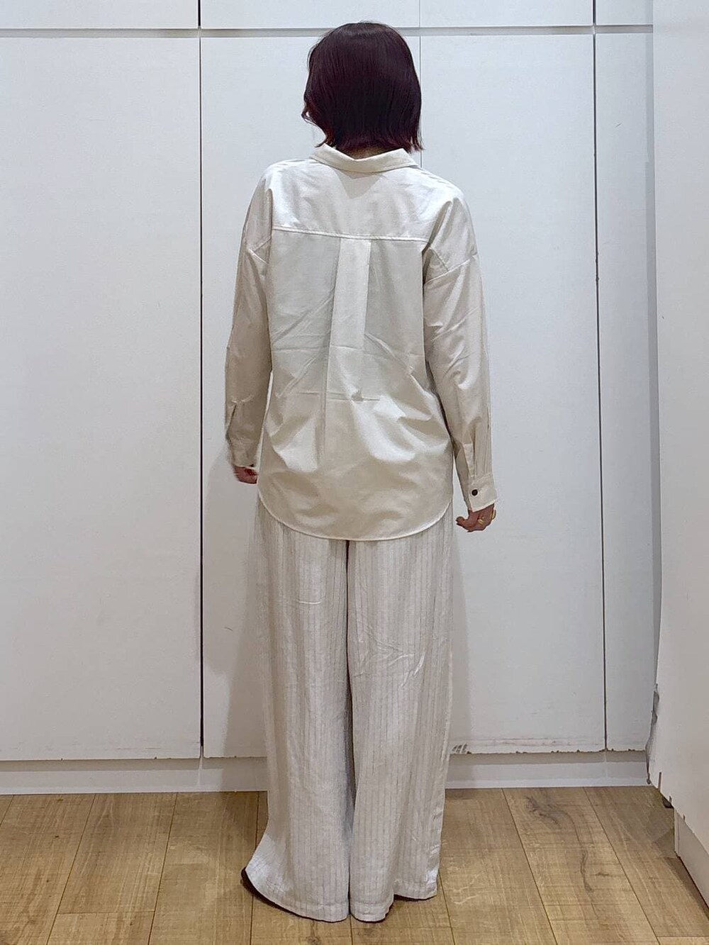 ブラック系のローファー、ベージュ系のシャツ/ブラウス、ベージュ系のその他パンツを着用したレディースの春コーディネートの5枚目の写真