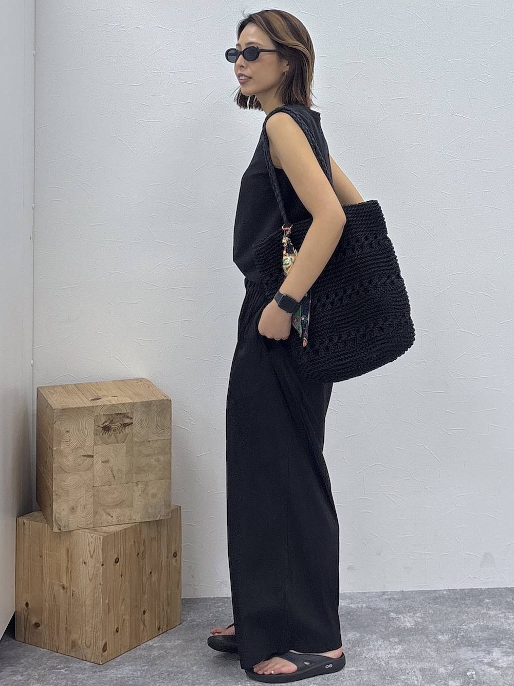 ブラック系のキャミソール、ブラック系のその他パンツ、ブラック系のトートバッグを着用したレディースの夏コーディネートの2枚目の写真