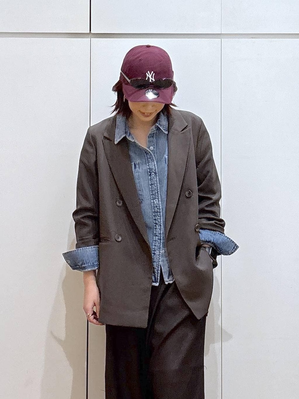 ブラウン系のテーラードジャケット、ブルー系のシャツ/ブラウス、ブラウン系のその他パンツを着用したレディースの春コーディネートの3枚目の写真