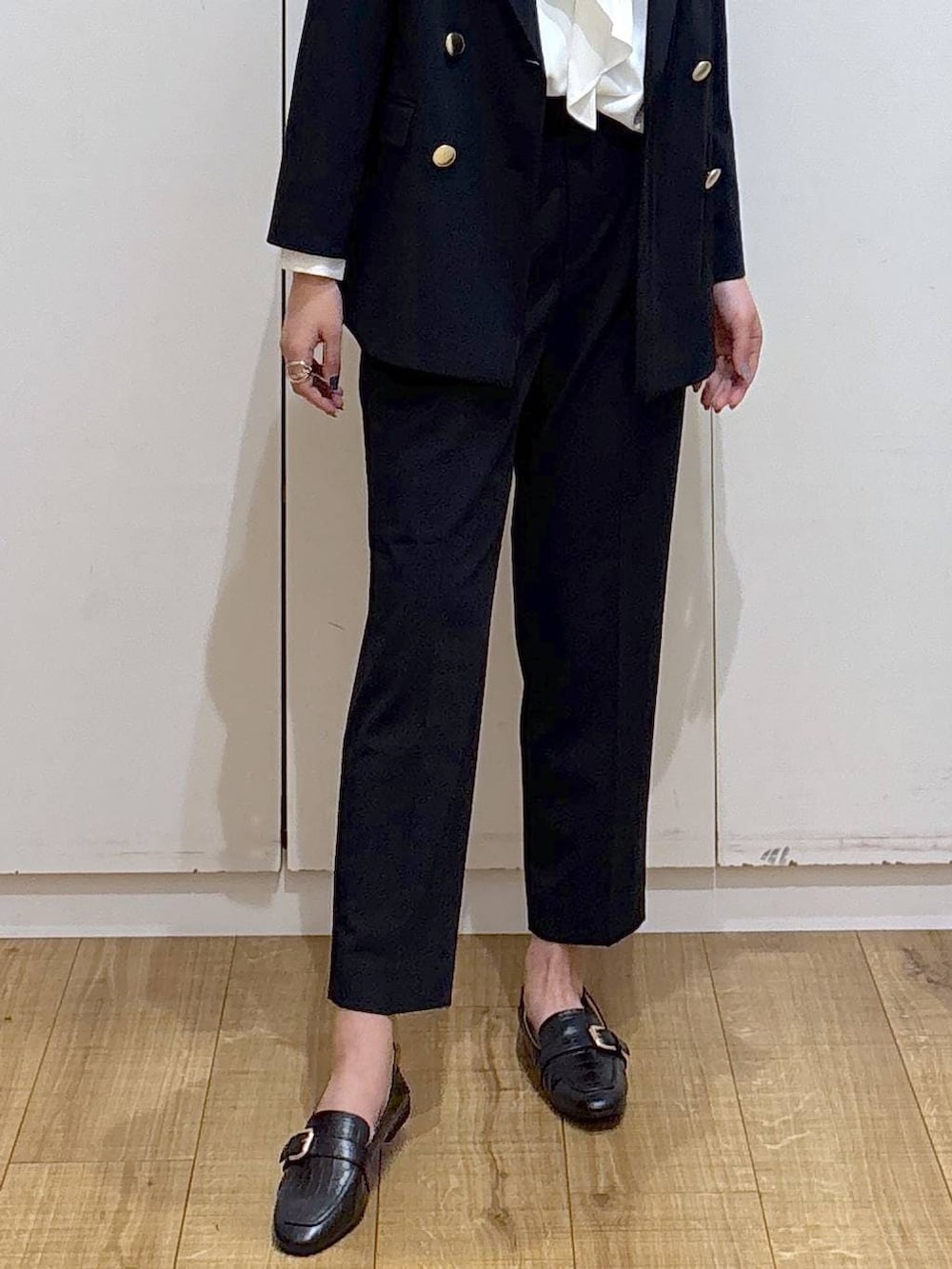 ブラック系のローファー、ブルー系のスラックス、ホワイト系のシャツ/ブラウスを着用したレディースの春コーディネートの5枚目の写真