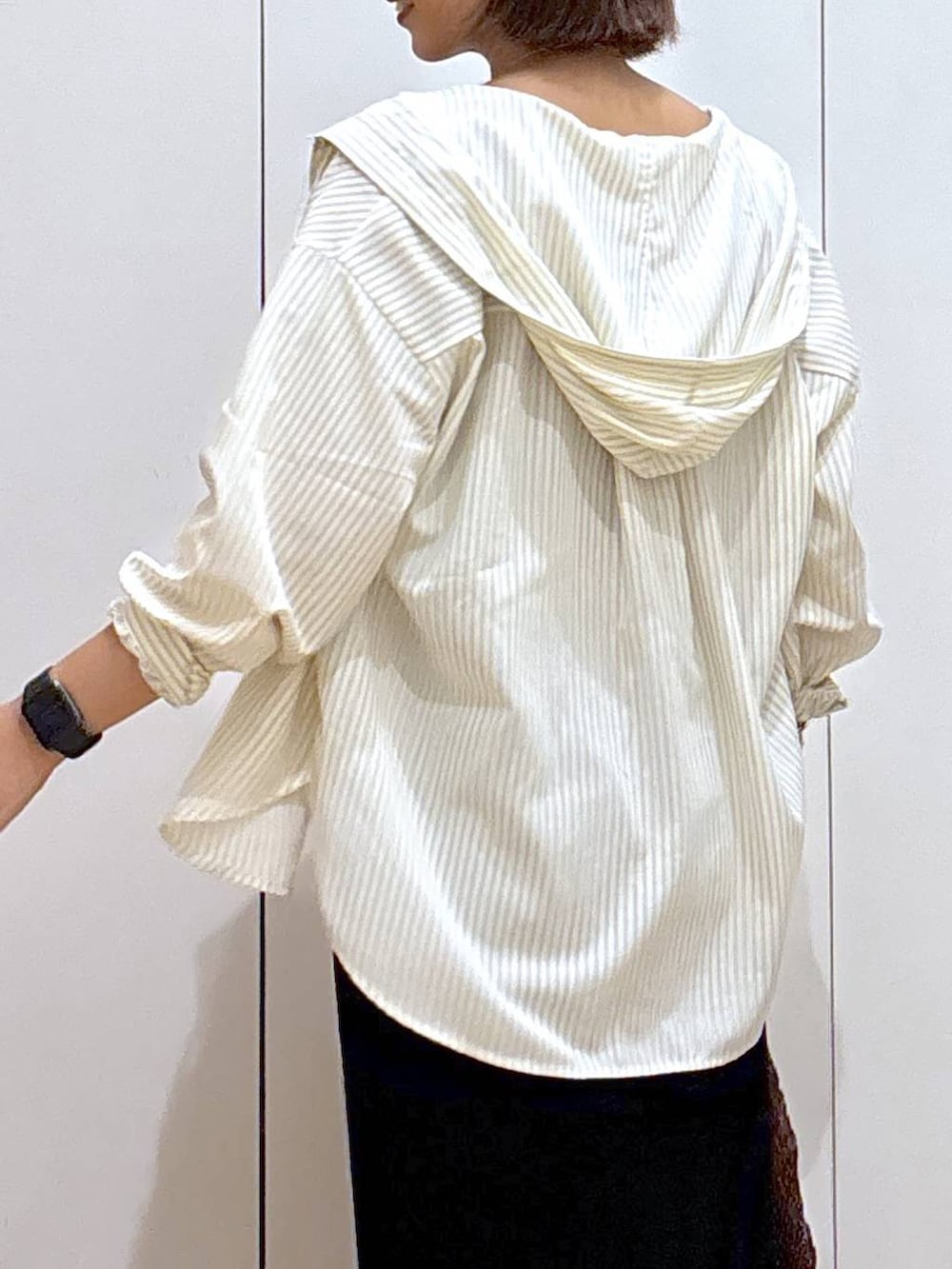 ブラック系のスカート、ブラック系のキャミソール、ブラウン系のTシャツ/カットソーを着用したレディースの夏コーディネートの5枚目の写真