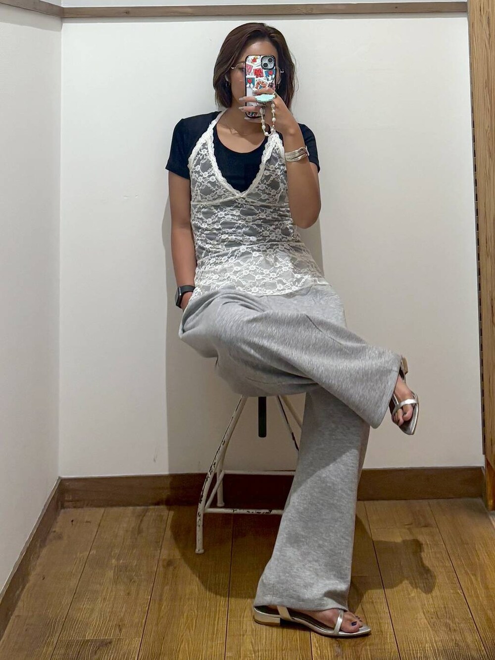 グレー系のその他パンツ、シルバー系のサンダル、ホワイト系のメガネを着用したレディースの夏コーディネートの8枚目の写真
