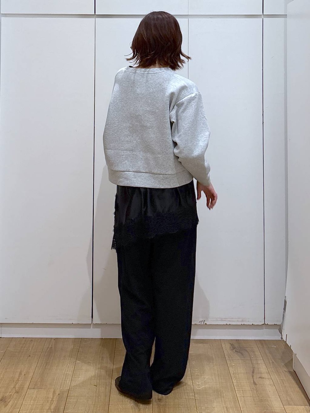 ブラック系のローファー、ブラック系のキャミソール、ブラック系のその他パンツを着用したレディースの春コーディネートの3枚目の写真