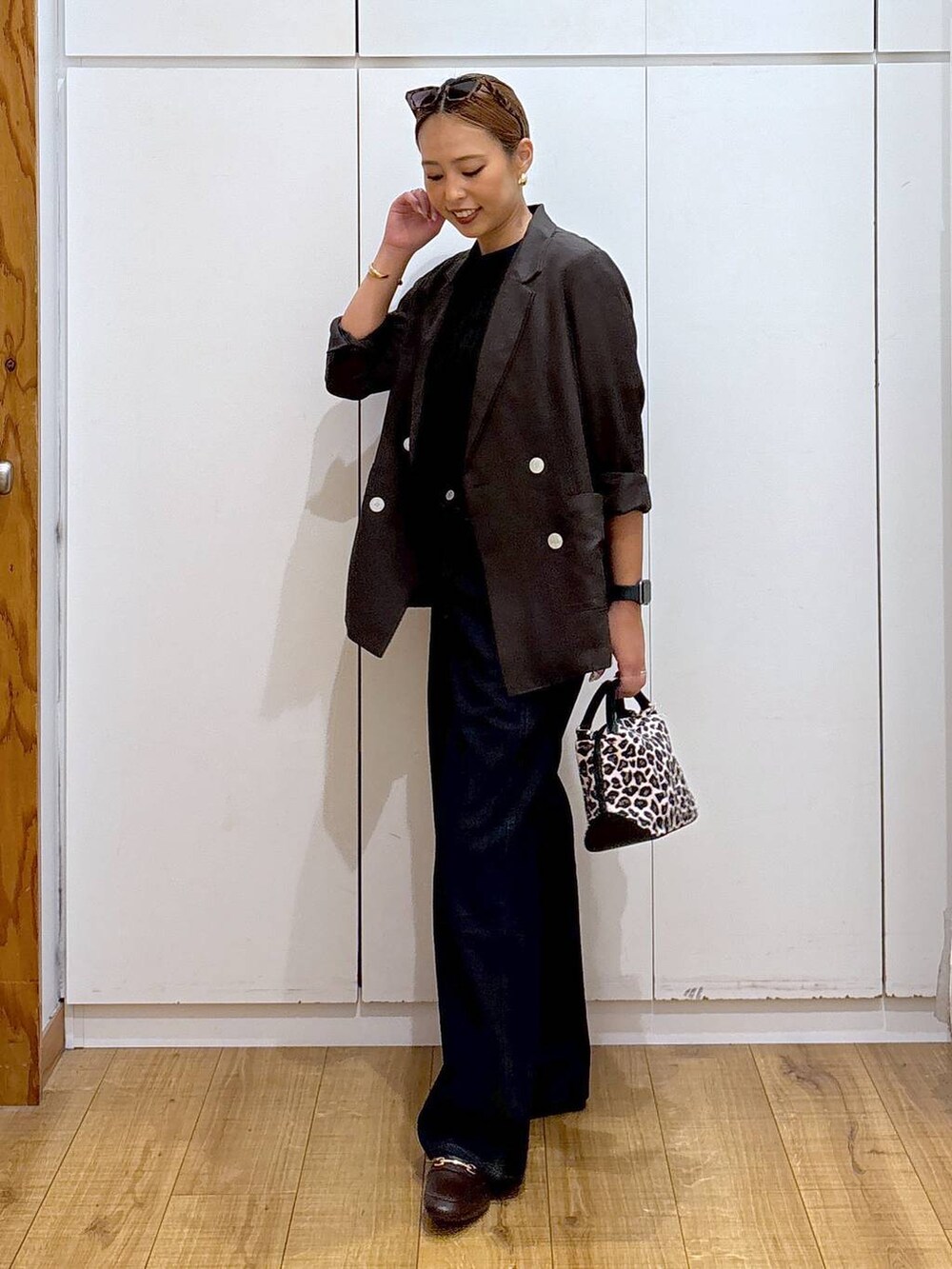 ブラウン系のローファー、その他のショルダーバッグ、ブラック系のTシャツ/カットソーを着用したレディースの夏コーディネートの4枚目の写真