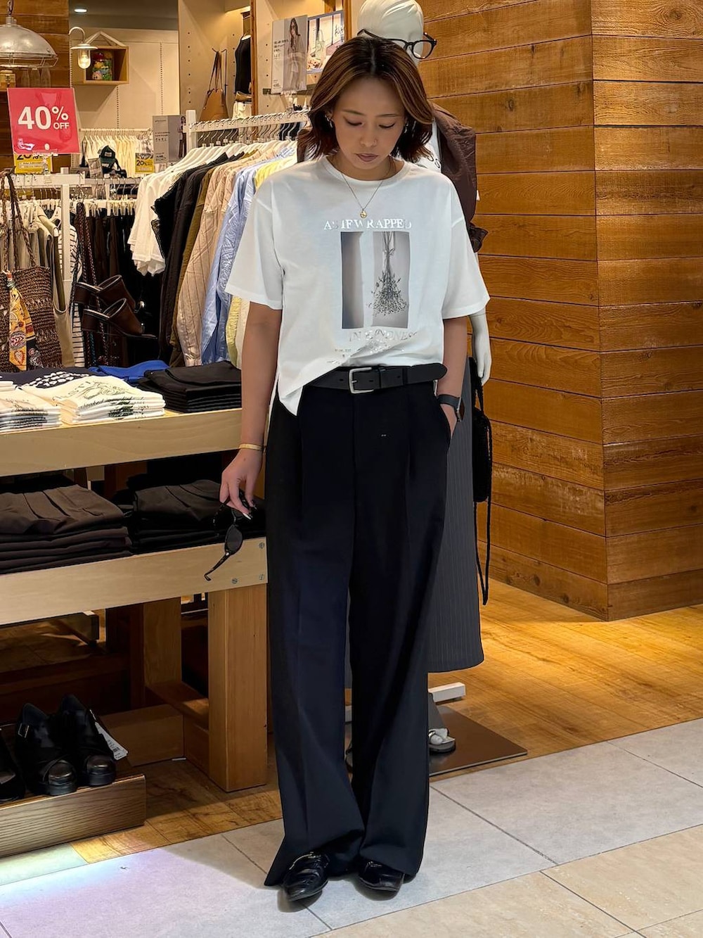 ブラック系のローファー、ブラック系のその他パンツ、ホワイト系のTシャツ/カットソーを着用したレディースの春コーディネートの9枚目の写真