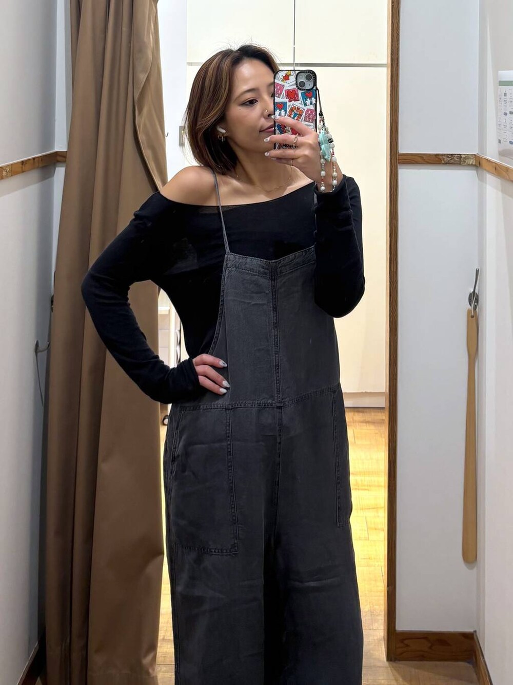 ブラック系のサロペット/オーバーオールを着用したレディースの春コーディネートの5枚目の写真