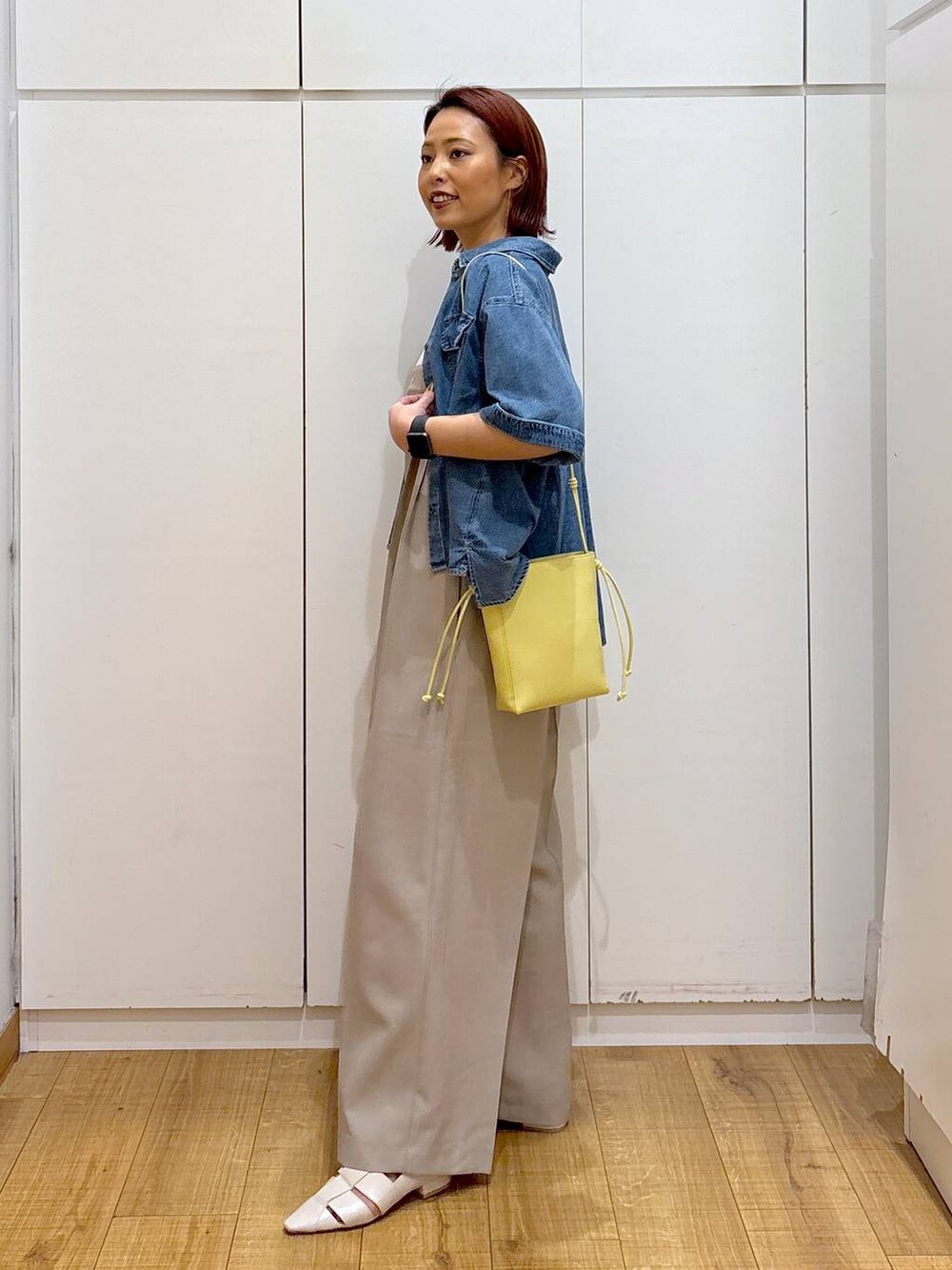 「体型カバー、高見え、高身長、ママコーデ、骨格ストレート、GLOBAL WORK、着痩せ・細見え」|「GLOBAL WORKのGOODデニムシャツ半袖/288639(シャツ/ブラウス、ブルー系)」を使った、ココさん(レディース・165cm)の春コーディネートの4枚目の写真