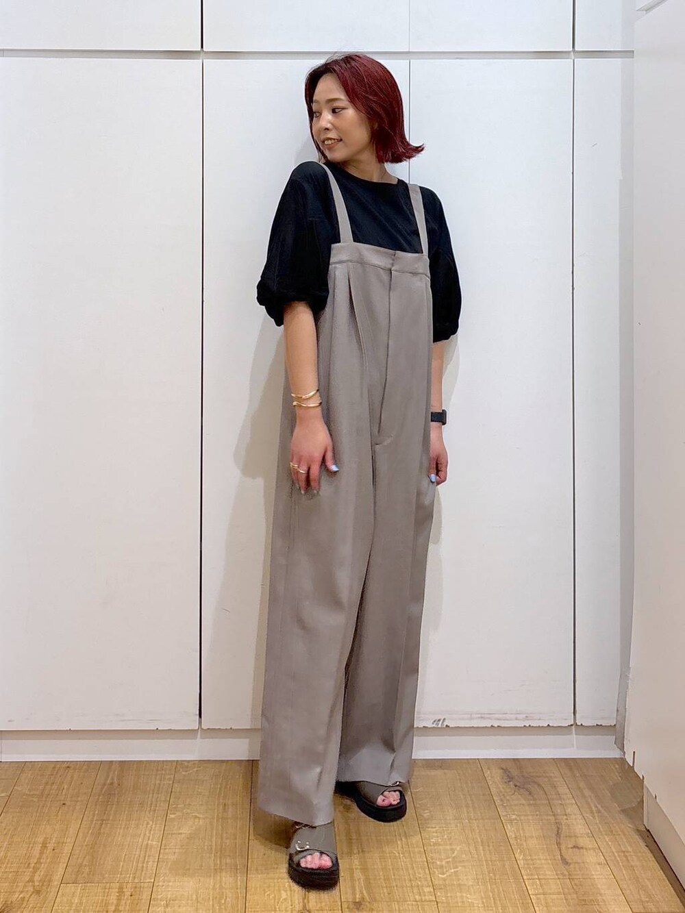 「体型カバー、高見え、高身長、ママコーデ、骨格ストレート、GLOBAL WORK、着痩せ・細見え」｜「GLOBAL WORKのお手入れラクラクセットアップ/オールインワン/289099（つなぎ/オールインワン、ベージュ系）」を使った、ココさん（レディース・165cm）の春コーディネートの2枚目の写真